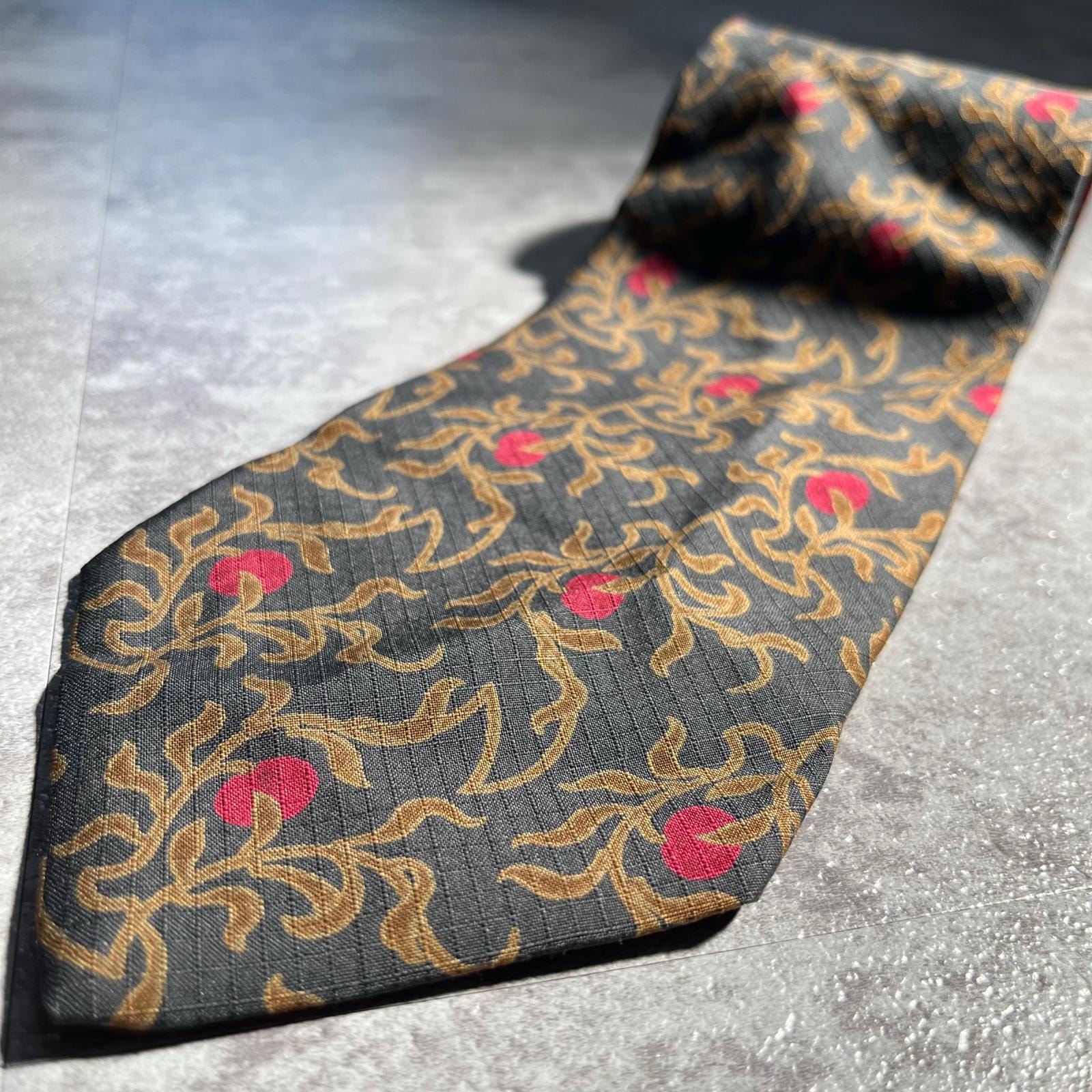 【GIORGIO ARMANI】ジョルジオアルマーニ ネクタイ 唐草 リーフ 葉柄 植物柄 総柄 プリント シルク100% ネイビー レッド メンズ ビジネス