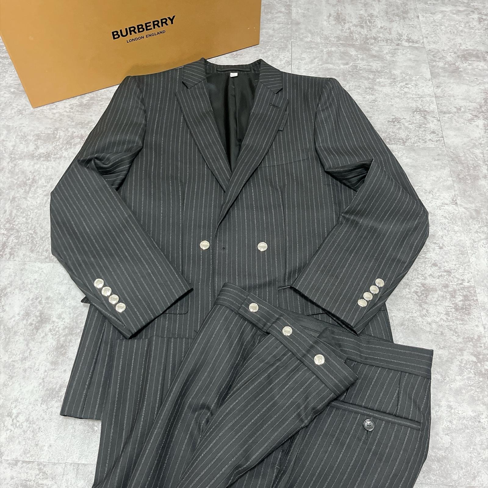 【BURBERRY】バーバリー スーツセットアップ 箱付き ダブル2B 袖4B サイドベンツ 銀ボタン ストライプ グレー メンズ パンツ銀ボタン 上下
