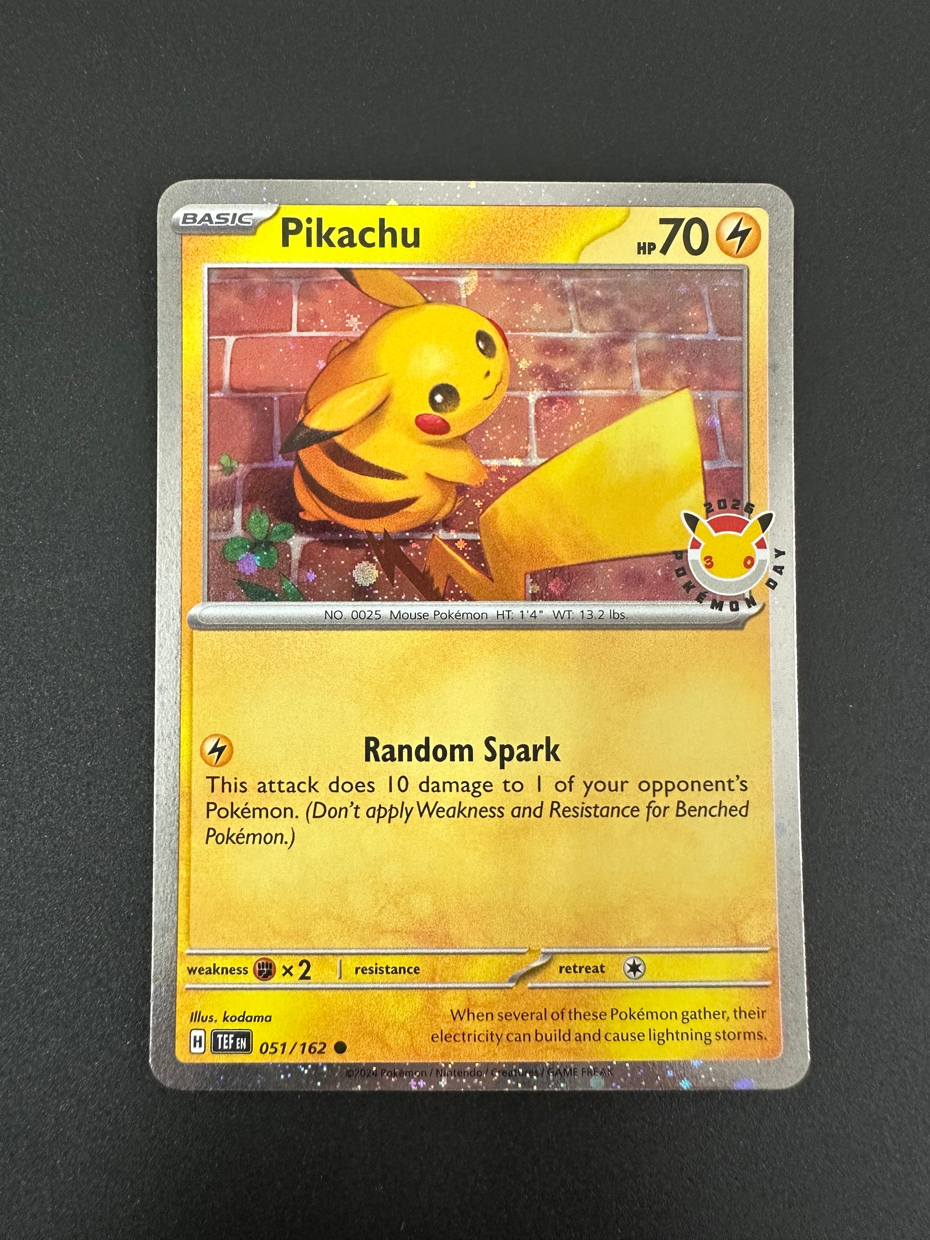 ピカチュウ C [TEF EN 051/162]【英語版】(メガエボリューション「ポケモンデイ 2026 コレクション」)