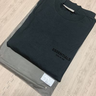 FEAR OF GOD ESSENTIALS BLACK ESS LOGO LS TEE "Stretch Limo"