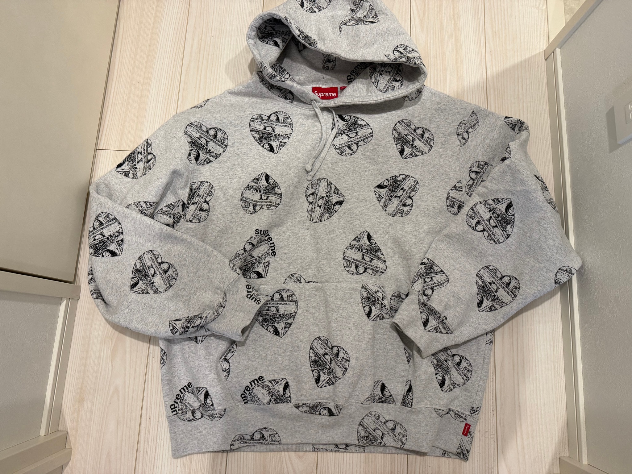 一度のみ着用 シュプリーム ラブキャッシュフーディ