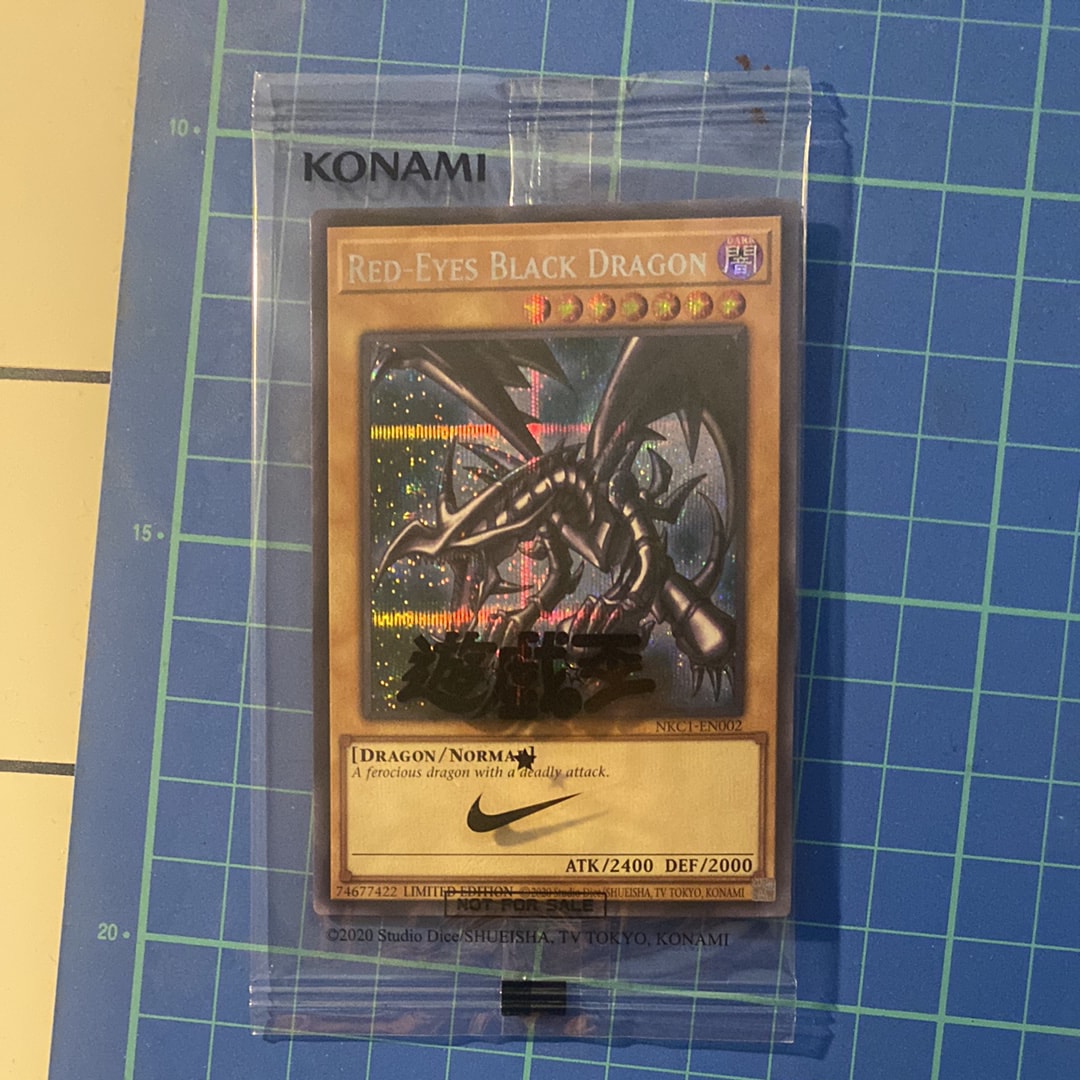 真紅眼の黒竜 SE [NKC1-EN002](遊戯王 x ナイキ エアーマックス 95 QS エアーマッスル House of Duel - 童実野町決闘遊戯館 限定プロモ) 