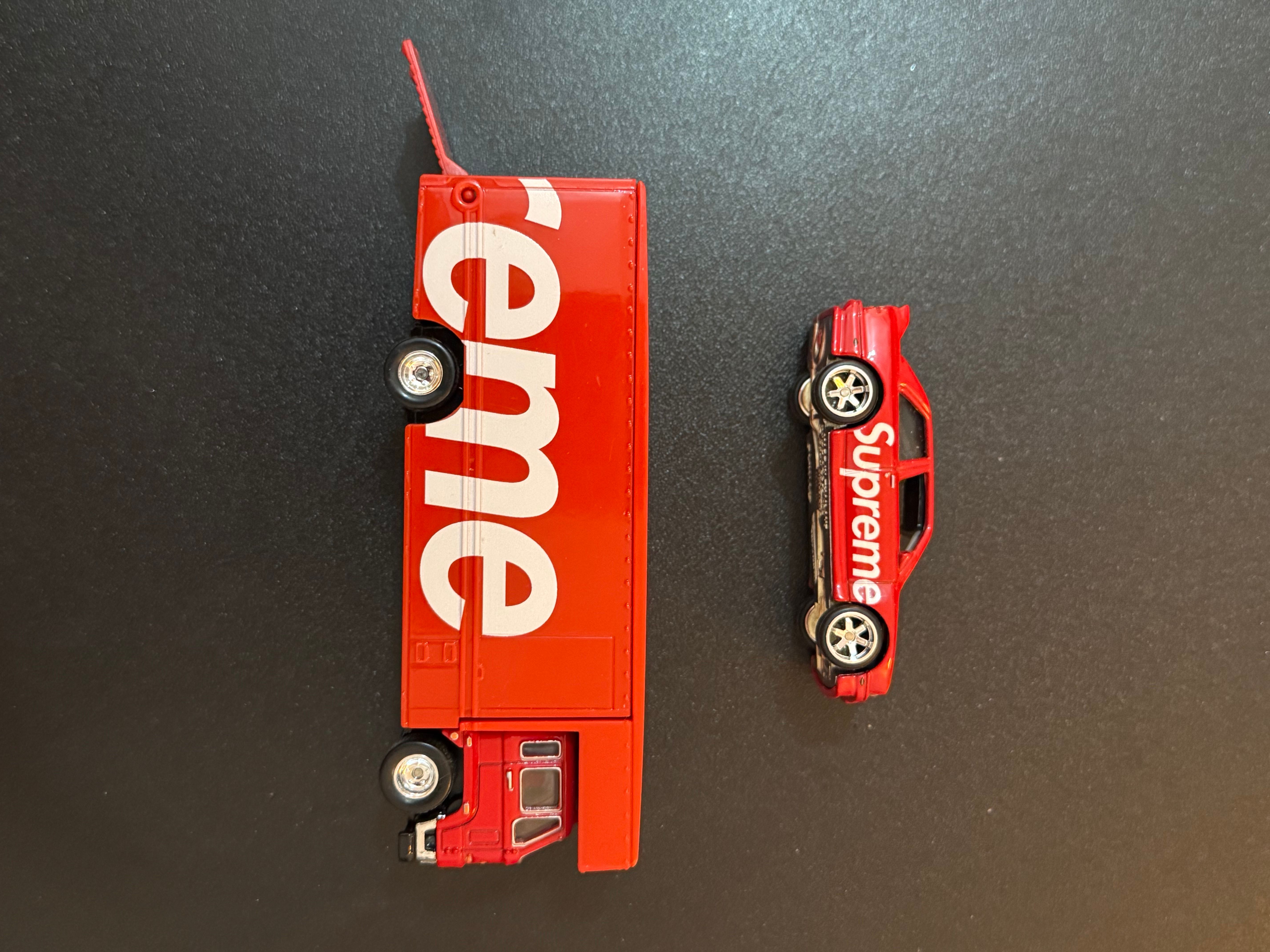 Supreme / Hot Wheels™ Fleet Flyer + 1992 BMW M3 