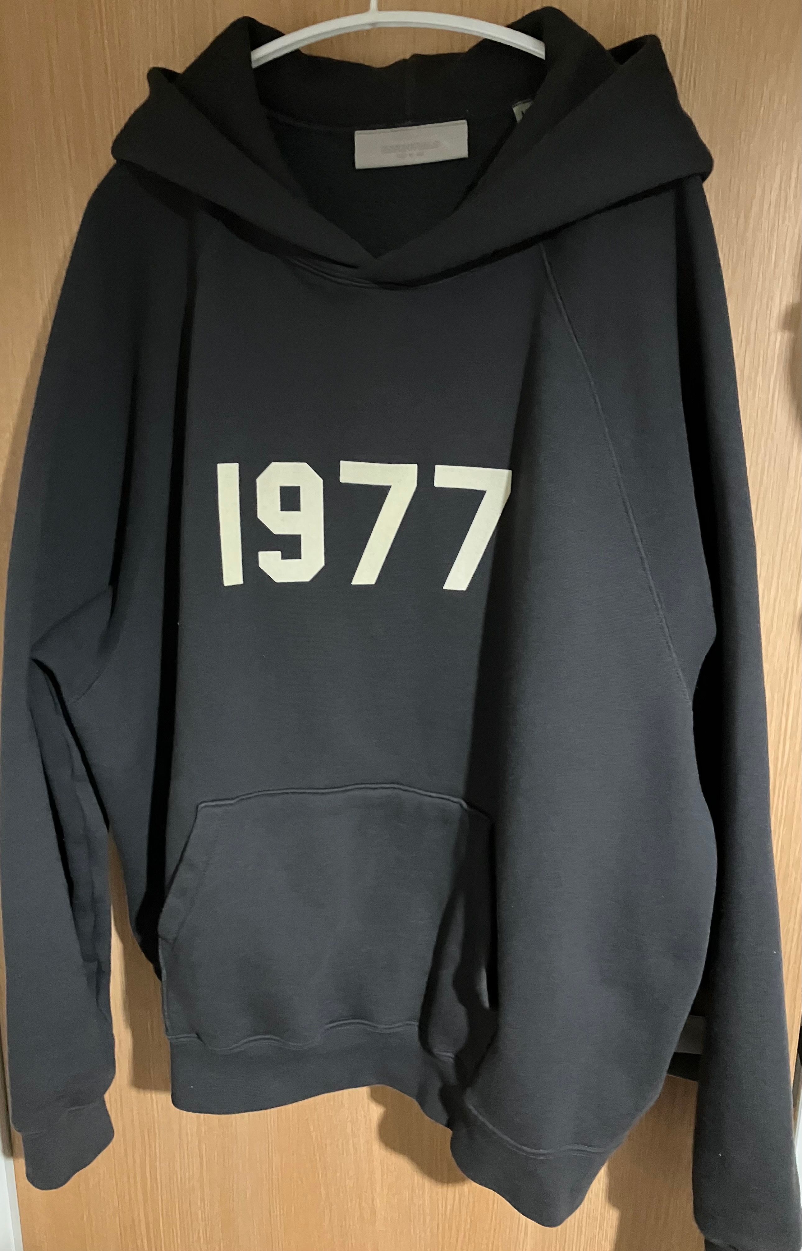 フィアオブゴッド エッセンシャルズ 1977 フーディー "アイアン"