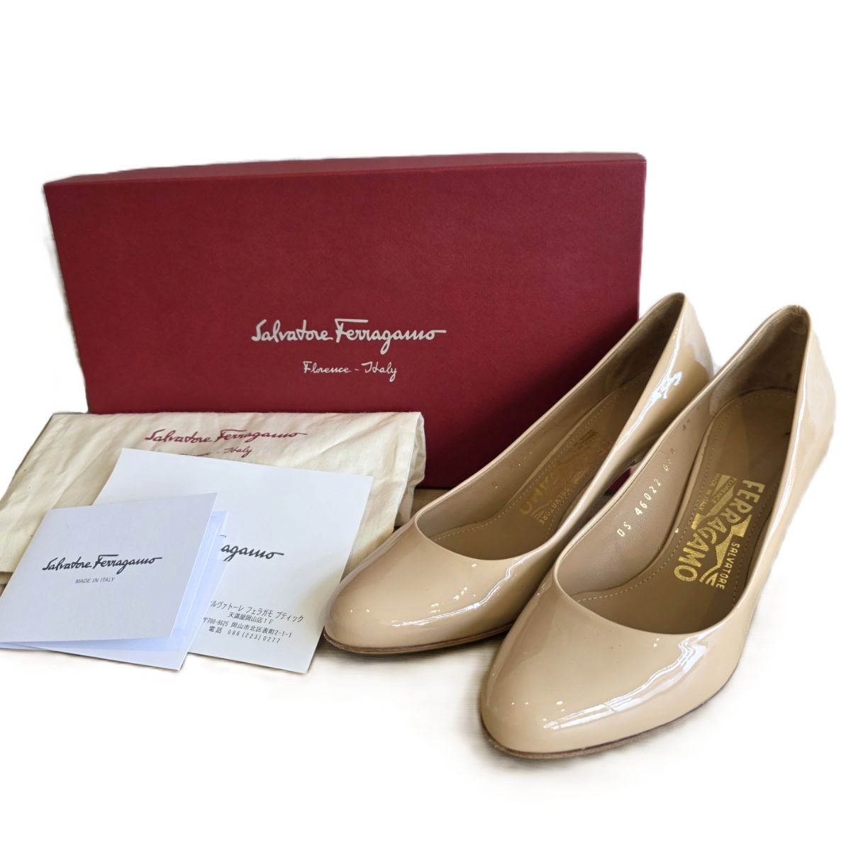 【値下げ】Salvatore Ferragamo サルヴァトーレフェラガモ LEO ラウンドトゥ 7cm ヒール 22cm パンプス 46022 エナメル ベージュ  レディース【中古】