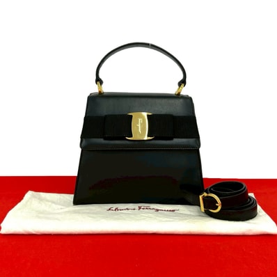 Salvatore Ferragamo サルヴァトーレフェラガモ ヴァラリボン ロゴ 金具 レザー ショルダーバッグ ブラック
76657