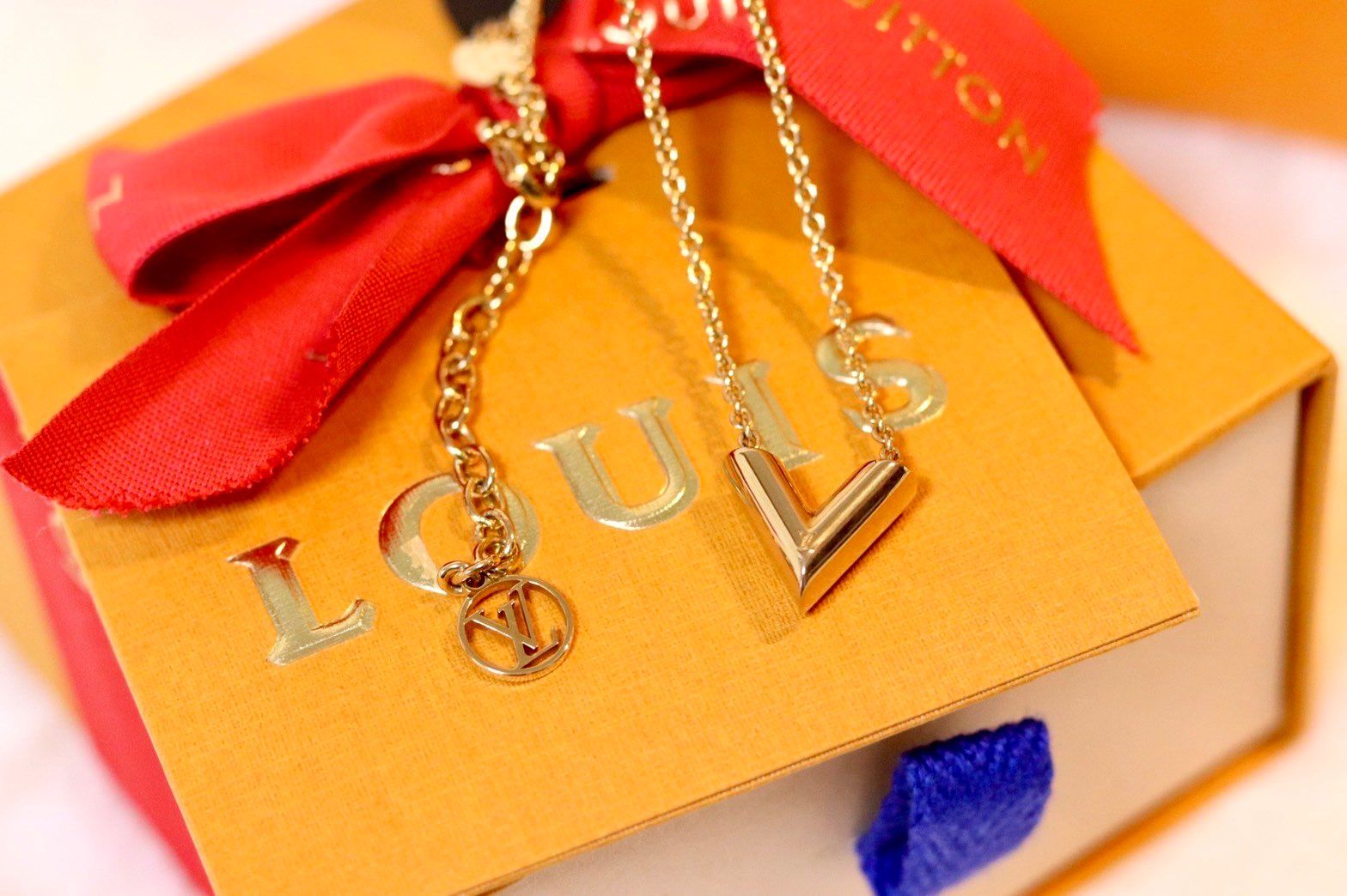 Louis Vuitton Essential V Necklace "Gold"