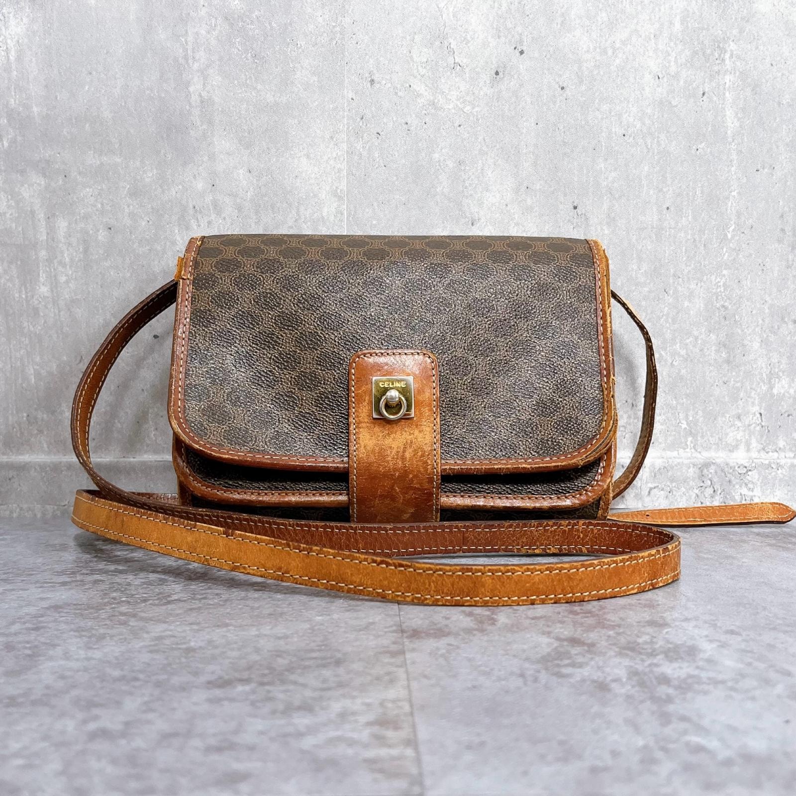 【CELINE】セリーヌ マカダム ショルダーバッグ リング金具 ロゴプレート フラップ型 総柄 モノグラム 横長 肩掛け ブラウン レディース