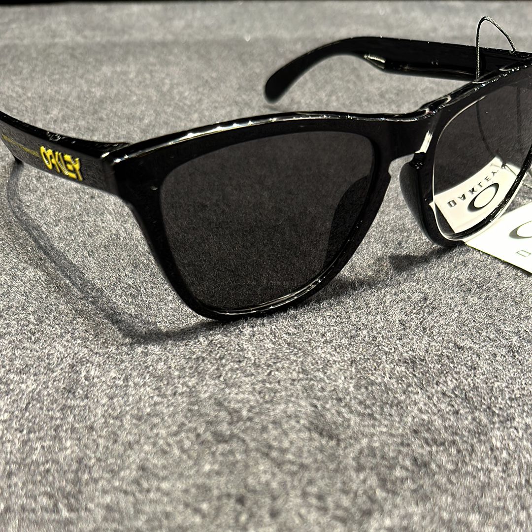 FRAGMENT x OAKLEY Frogskins Polished Black w/Prizm Grey "Vivid Yellow"