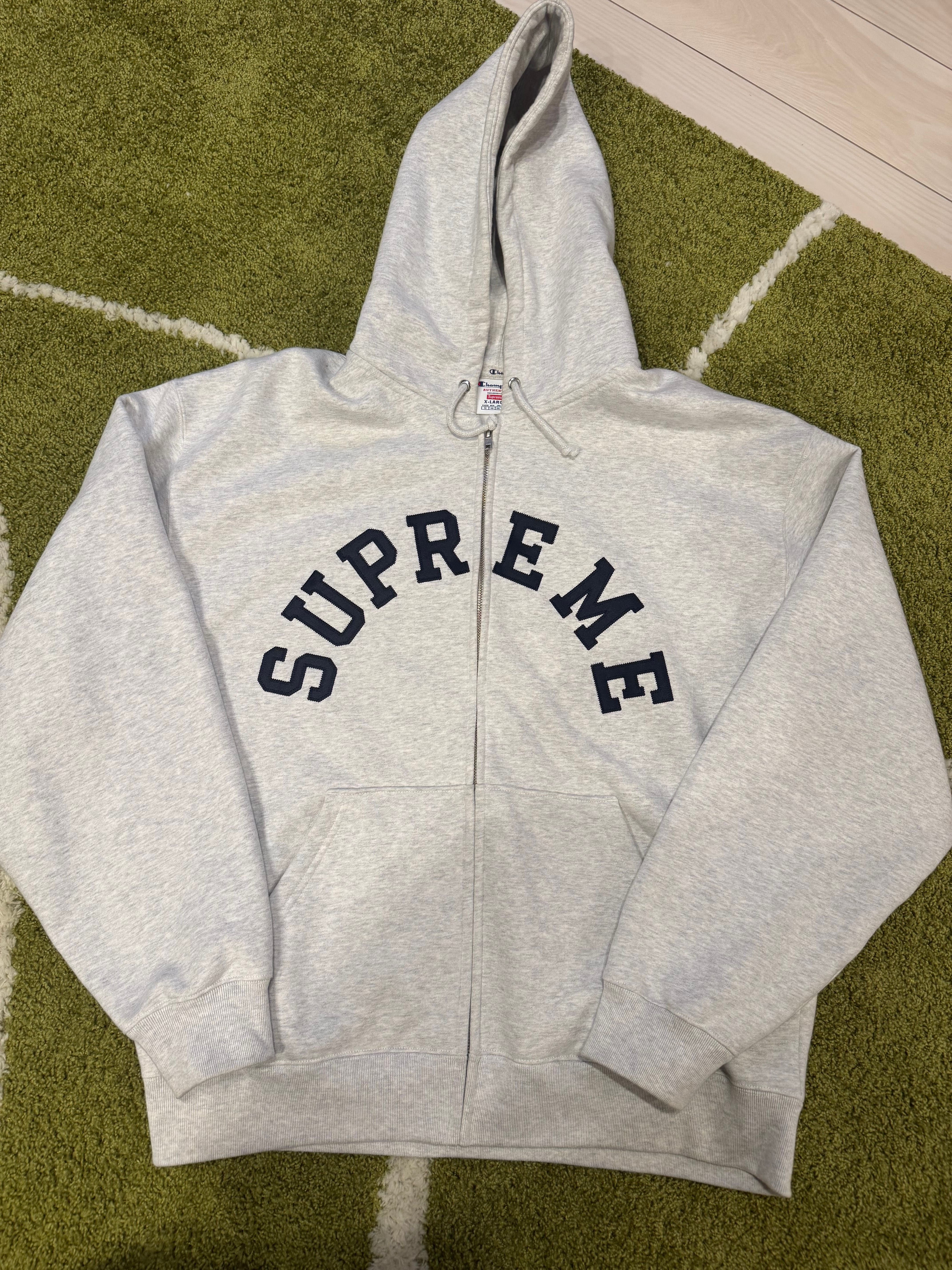 シュプリーム x チャンピオン ジップ アップ フーデッド スウェットシャツ "アッシュグレー"
