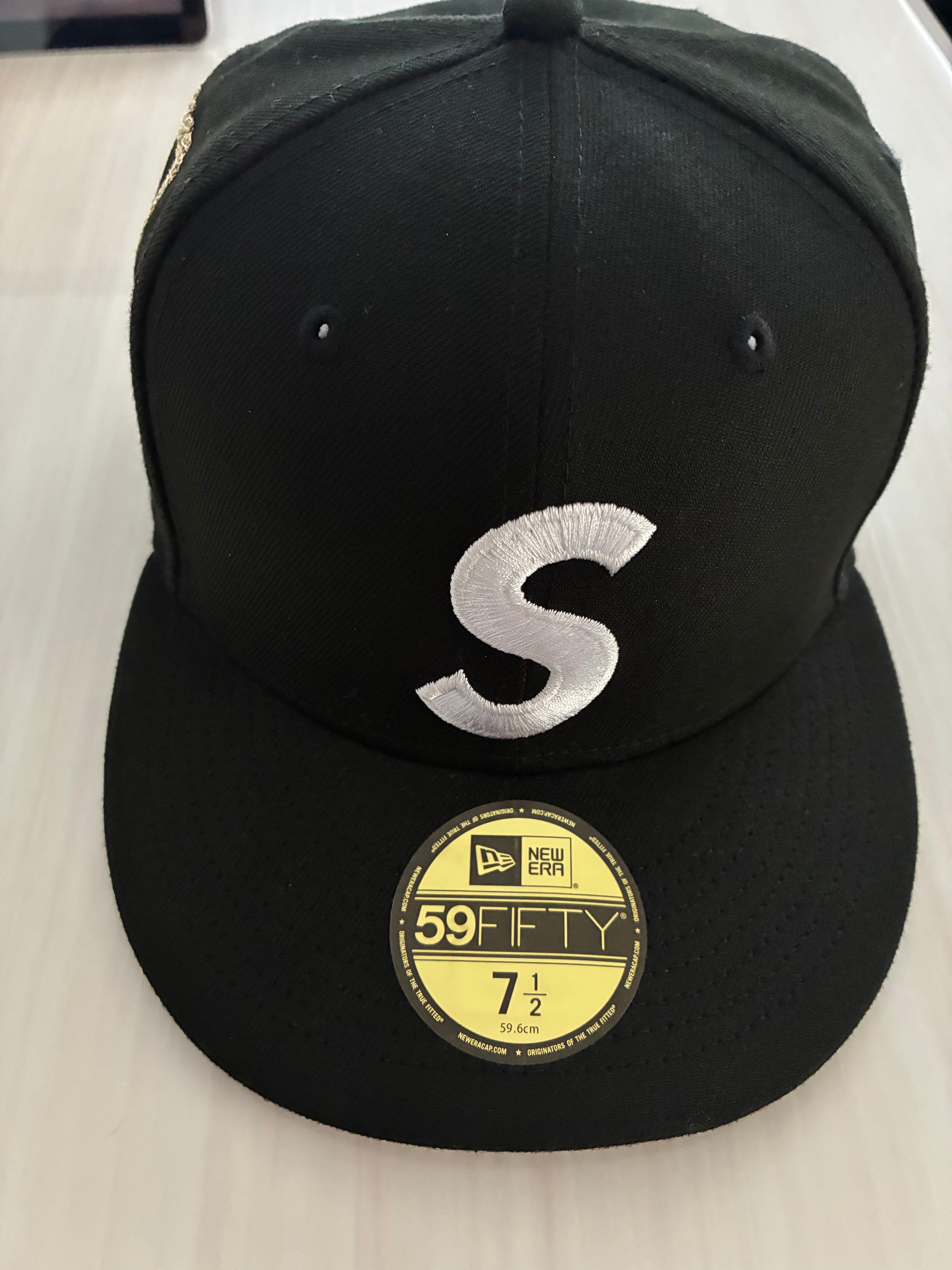 シュプリーム イエスス ピース エス ロゴ ニューエラ "ブラック"