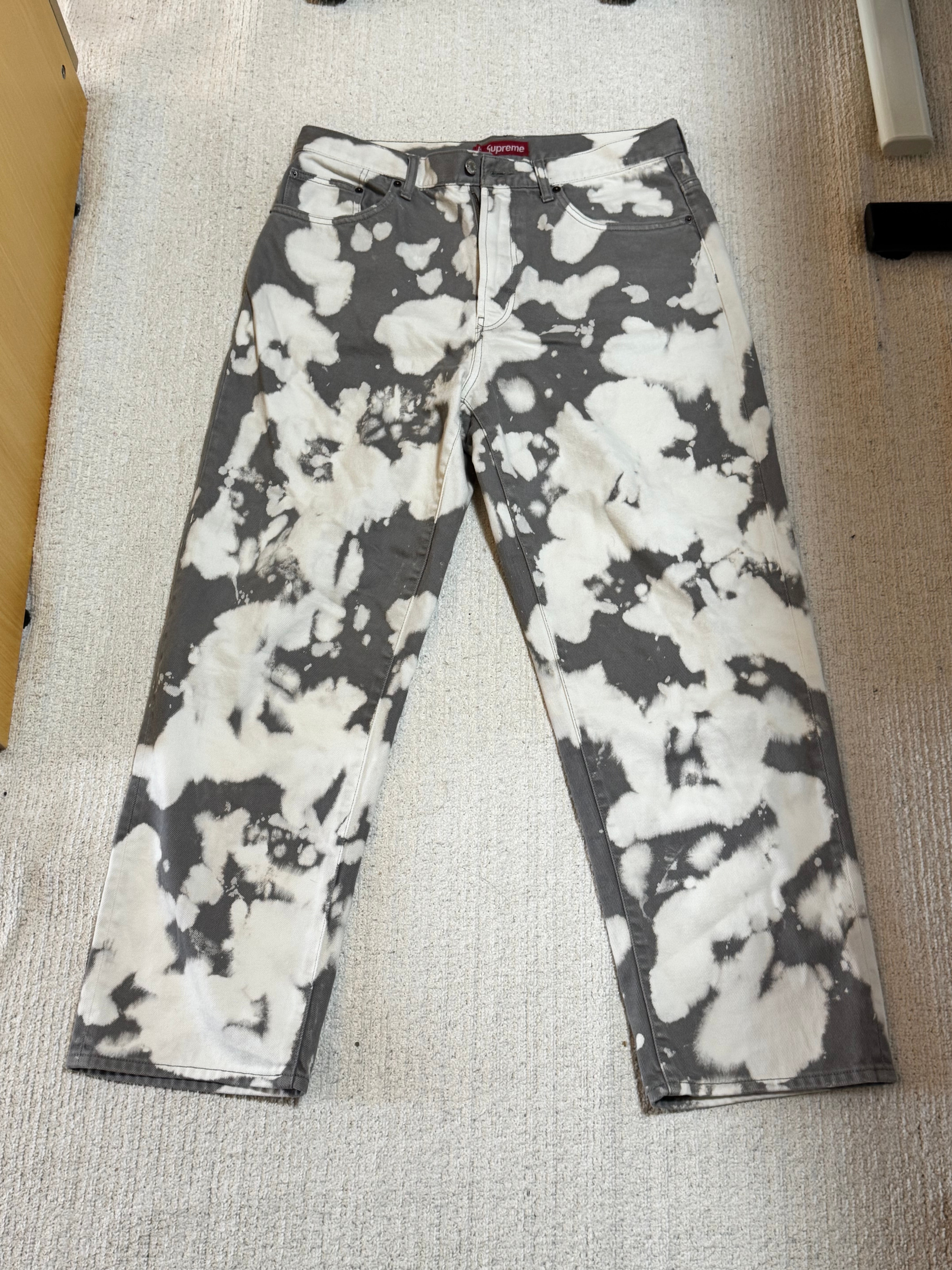 シュプリーム バギー ジーンズ "ブリーチド"