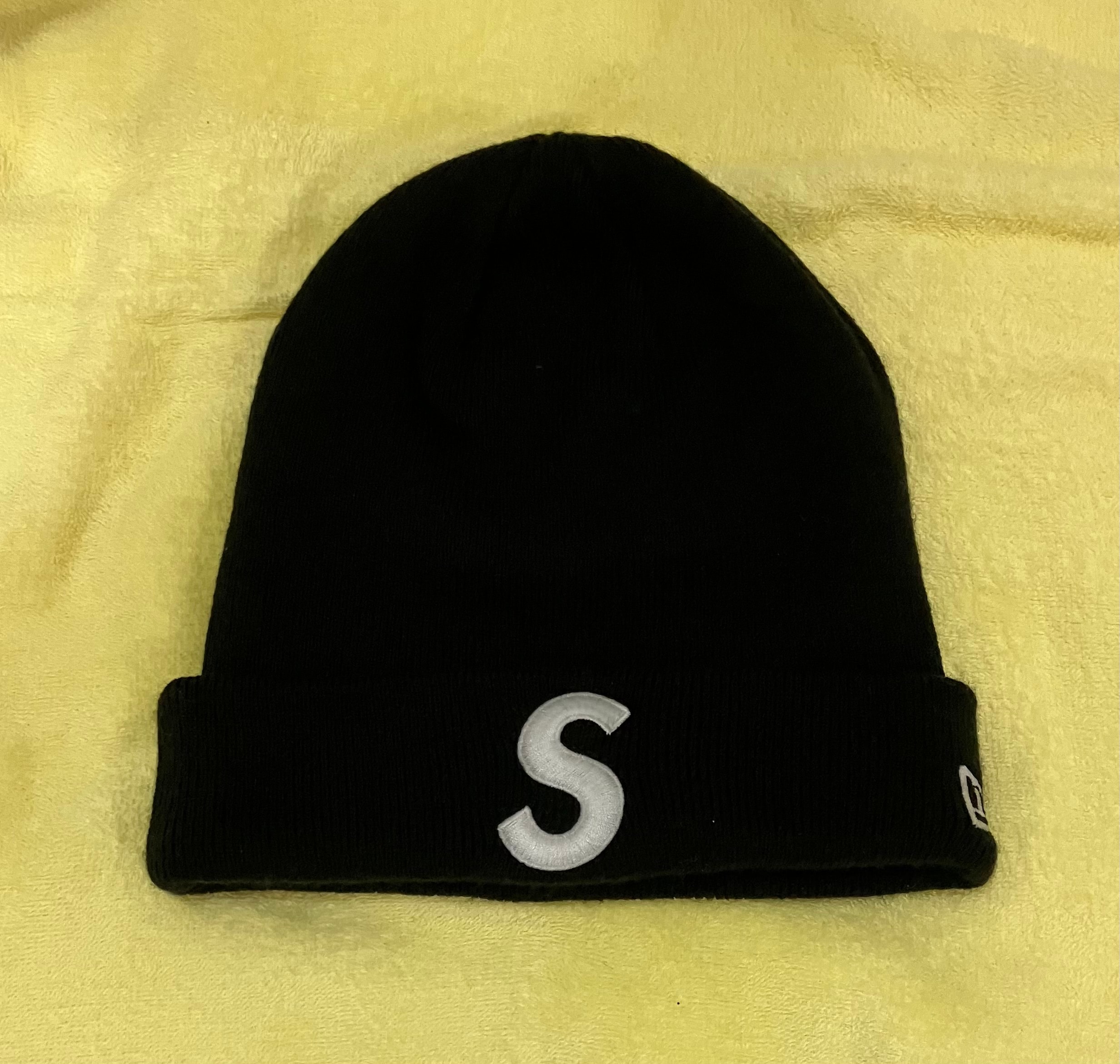 シュプリーム ニューエラ エスロゴ ビーニー "ブラック" (24FW)