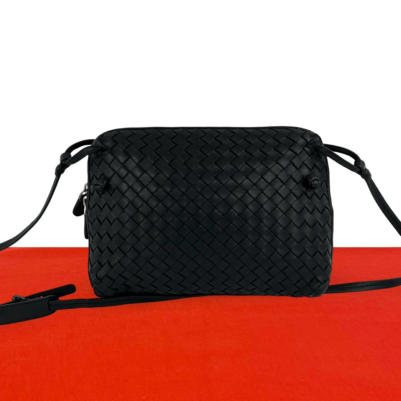 BOTTEGA VENETA ボッテガヴェネタ イントレチャート レザー ショルダーバッグ ブラック
 64092