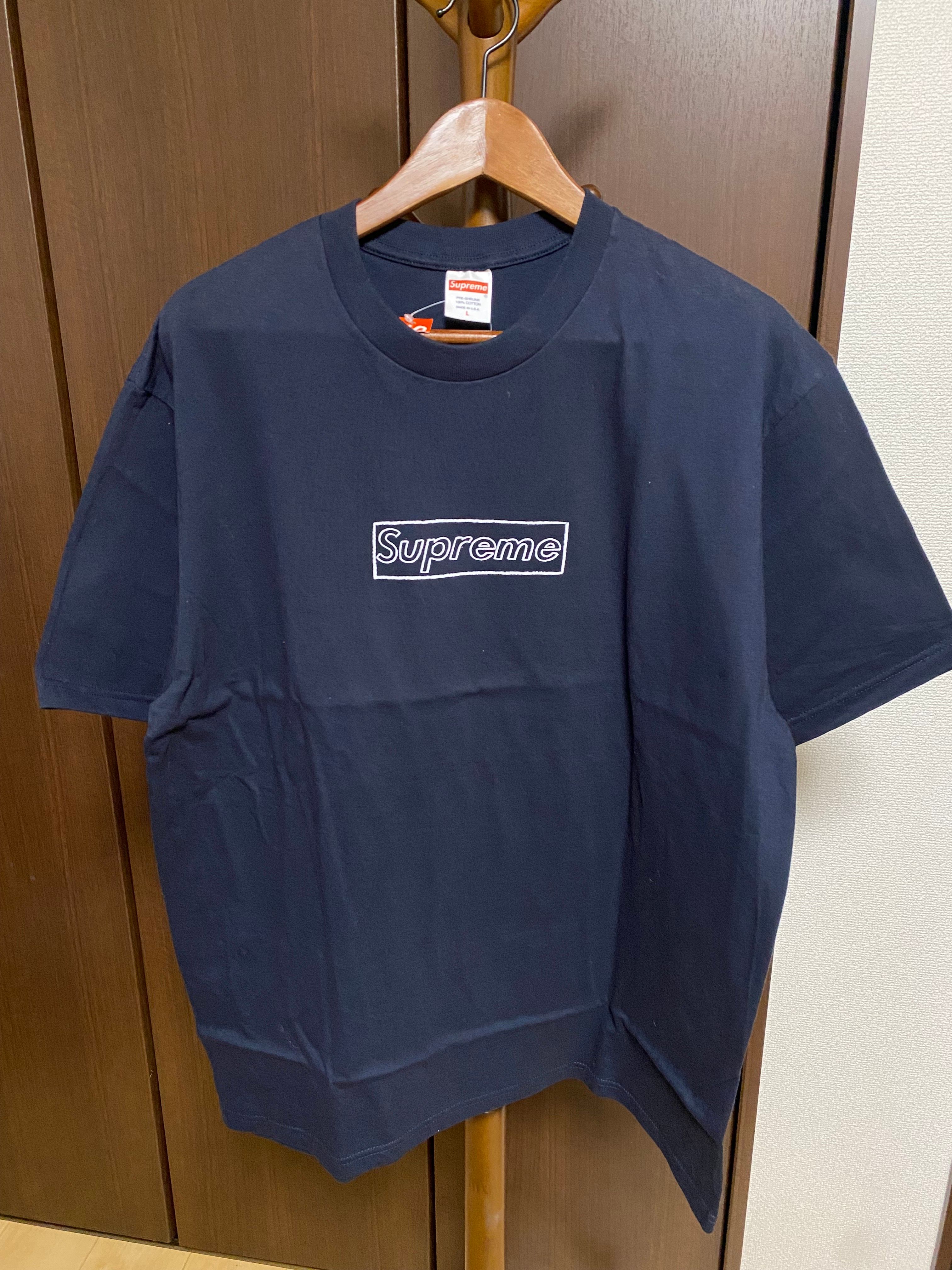 シュプリーム カウズ チョーク ロゴ Tシャツ "ネイビー"