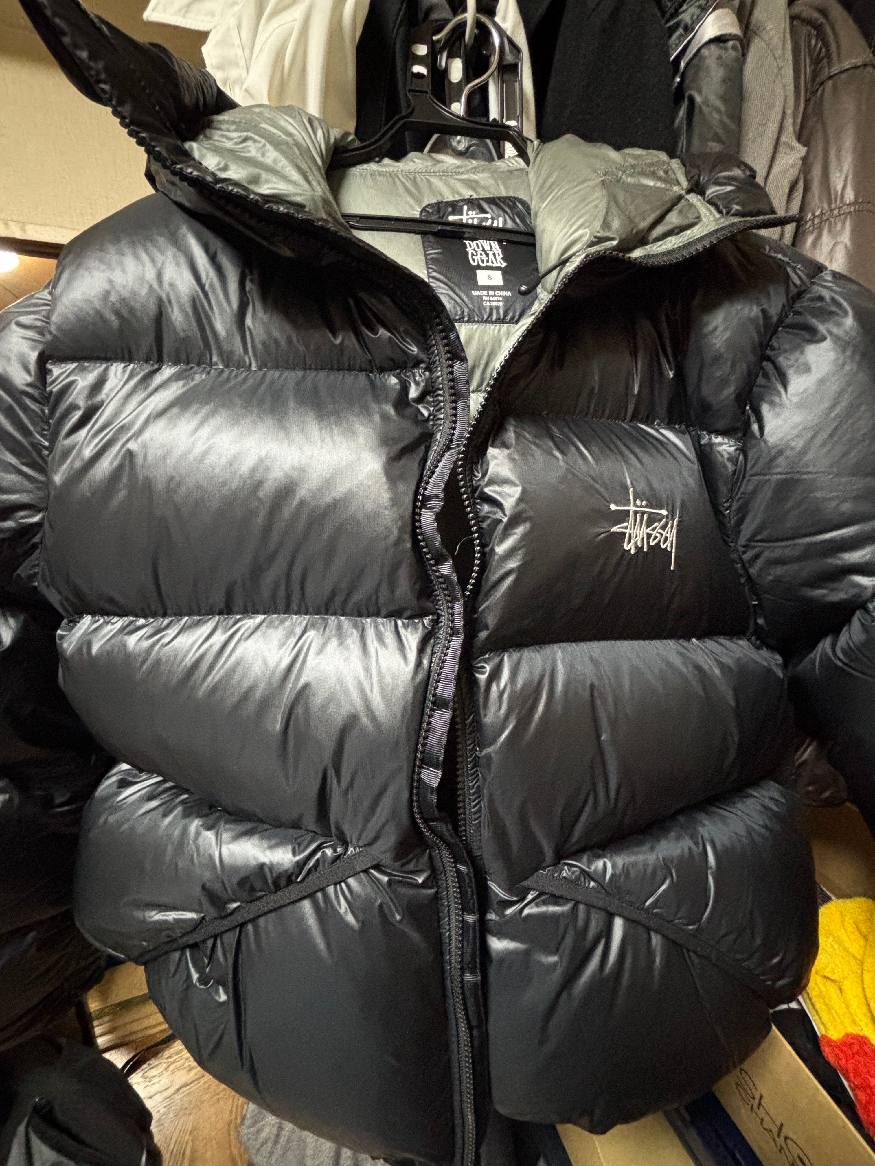 ステューシー ダウン パーカ マイクロ リップトップ "ファントム ブラック"