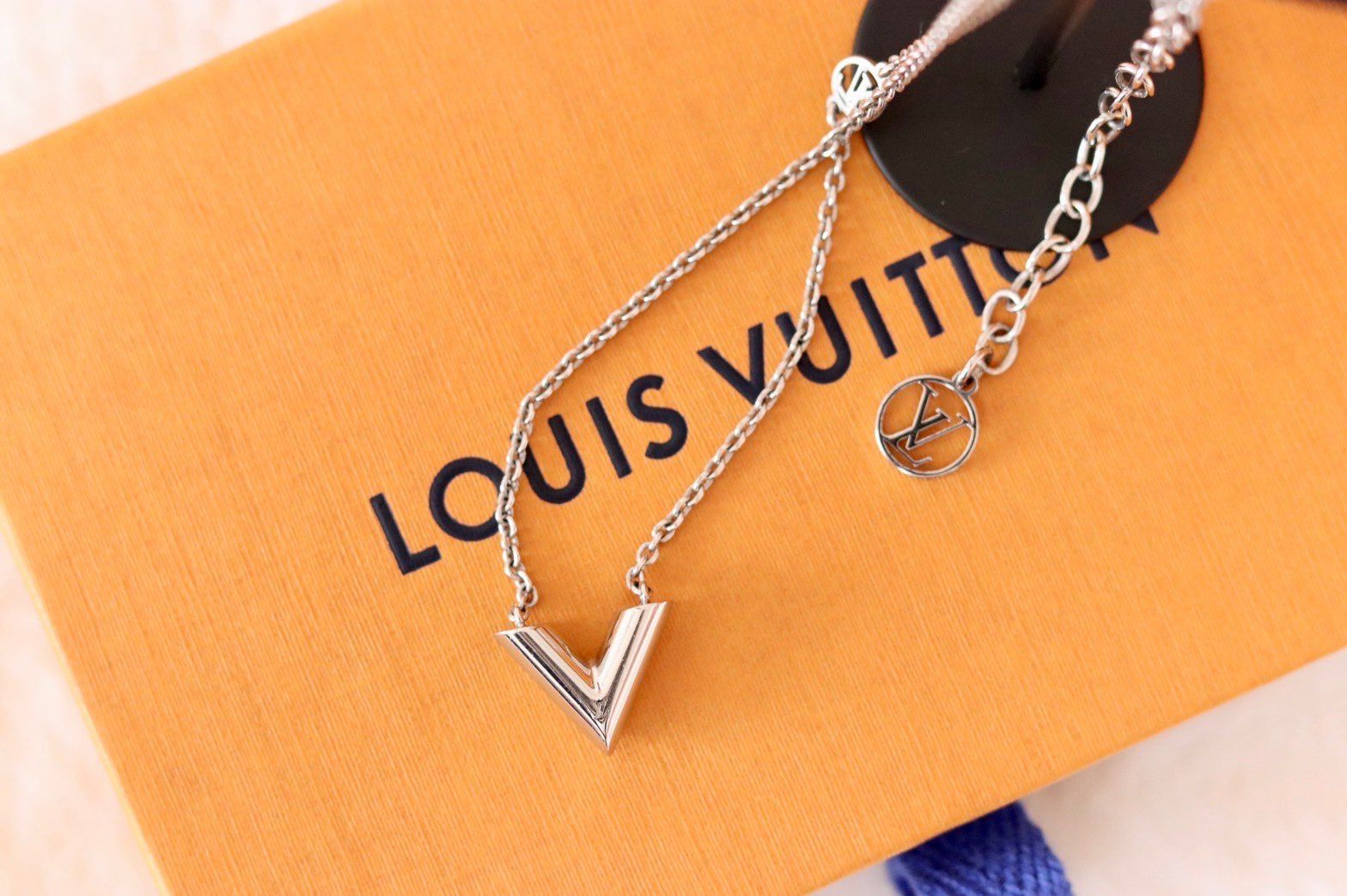 Louis Vuitton Essential V Supple Necklace "Silver"