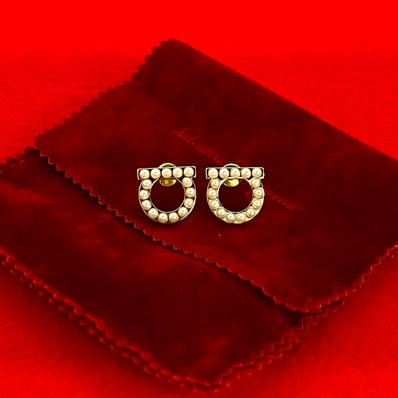 Salvatore Ferragamo サルヴァトーレフェラガモ ガンチーニ パール クリスタル ピアス ゴールド
1059b