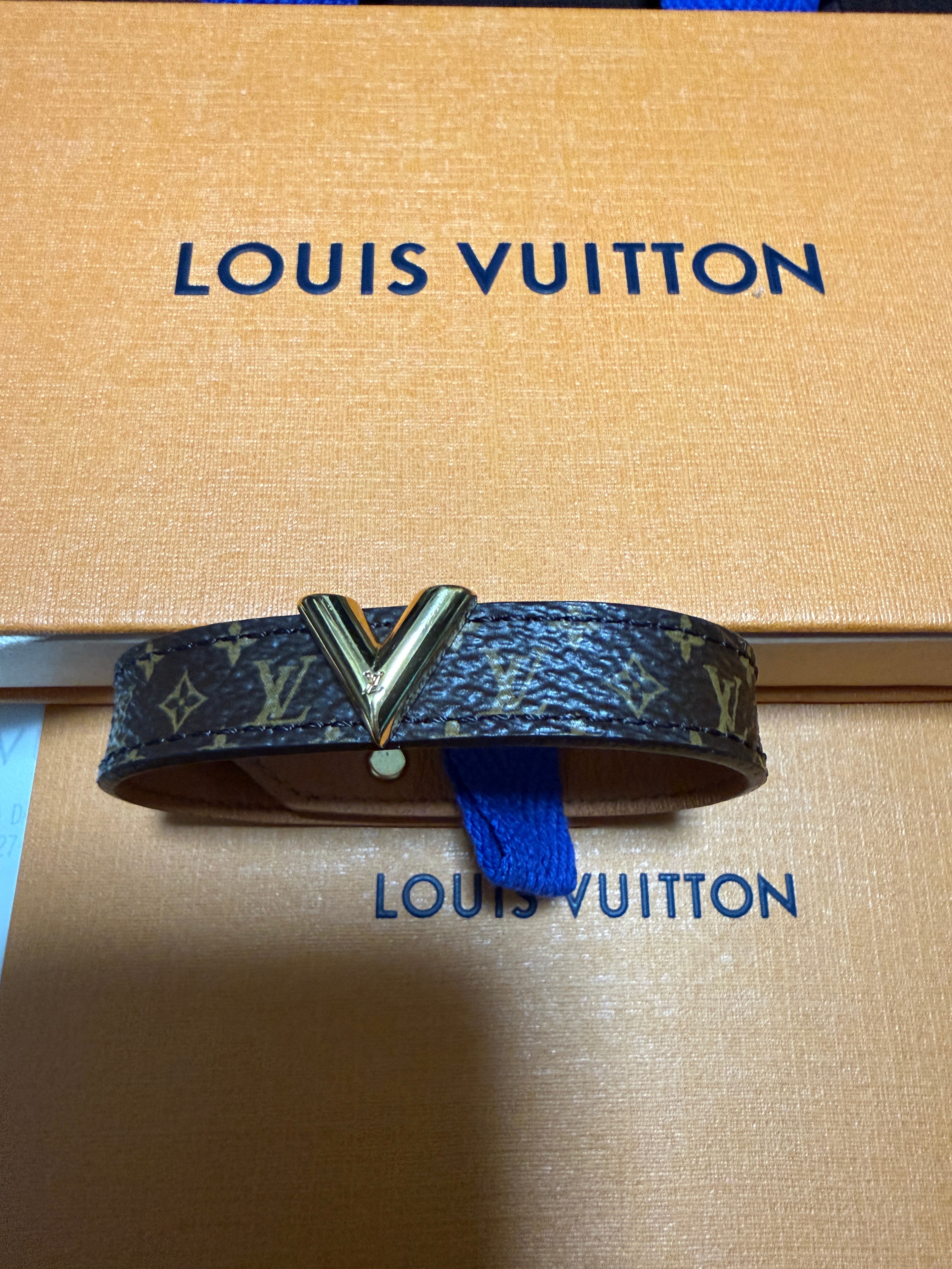 ルイヴィトン ブラスレ・エセンシャル V モノグラム M6042G