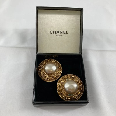 CHANEL(シャネル)フェイクパール コメ付き 2・6 イヤリング ゴールド