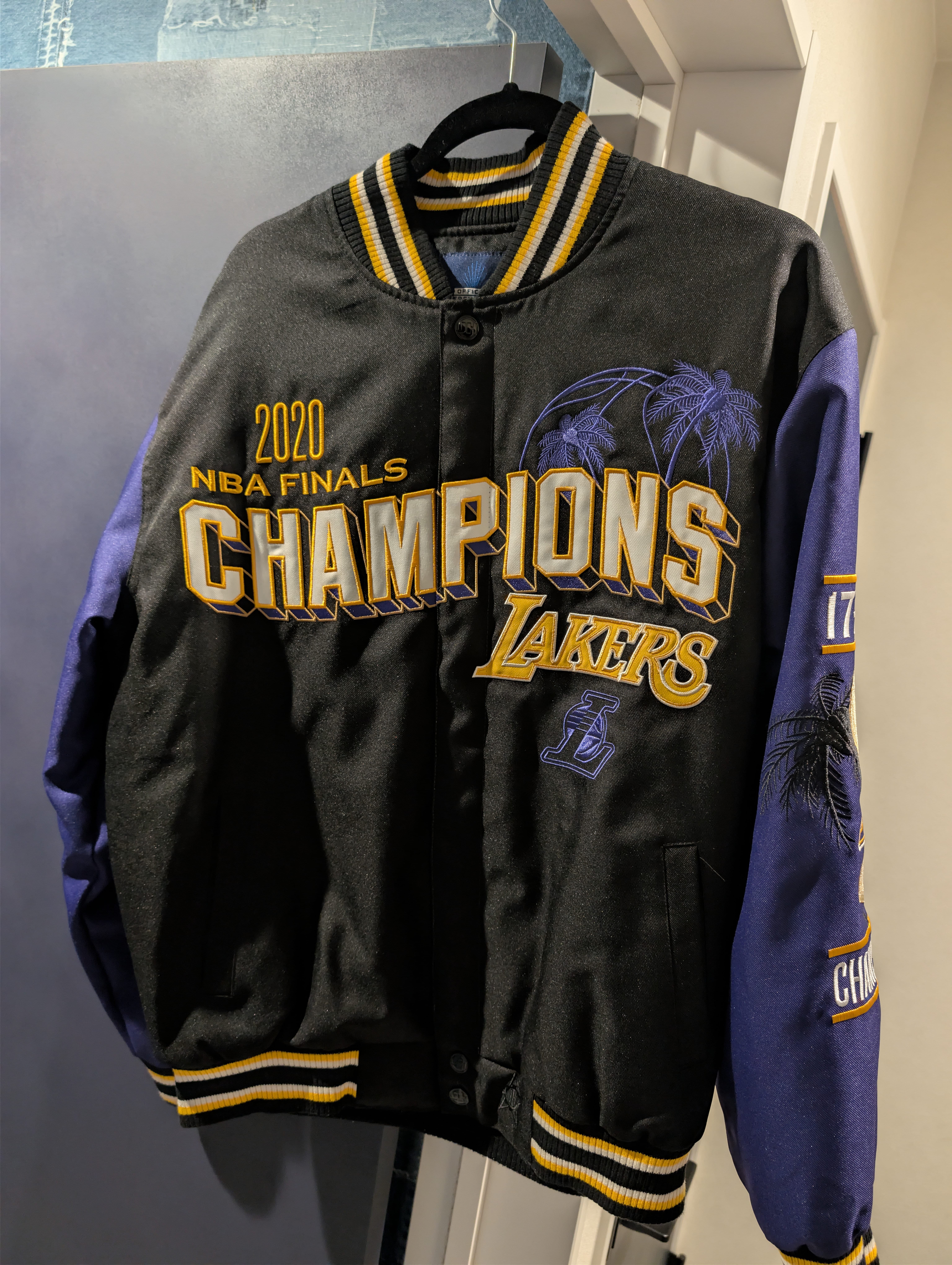 JH DESIGN/LAKERS/レイカーズ/Los Angeles/ロサンゼルス/NBA/バスケ/スタジャン/2020チャンピオンジャケット/Champion/L/レブロン/LeBron/西海岸/ウェッサイローライダー/LOWRIDER/チカーノ/LA 