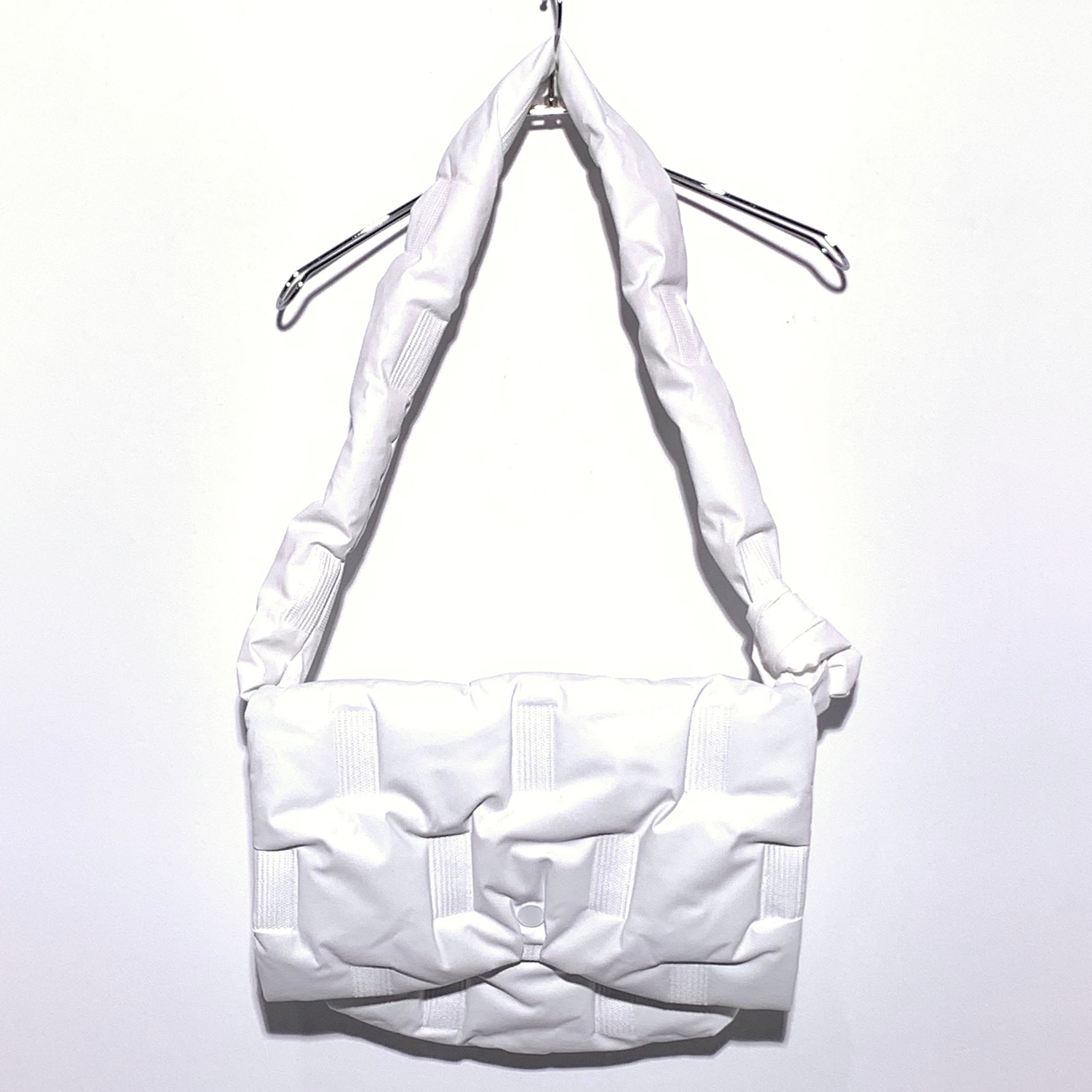 ISSEY MIYAKE SQUARE CUSHION WHITE