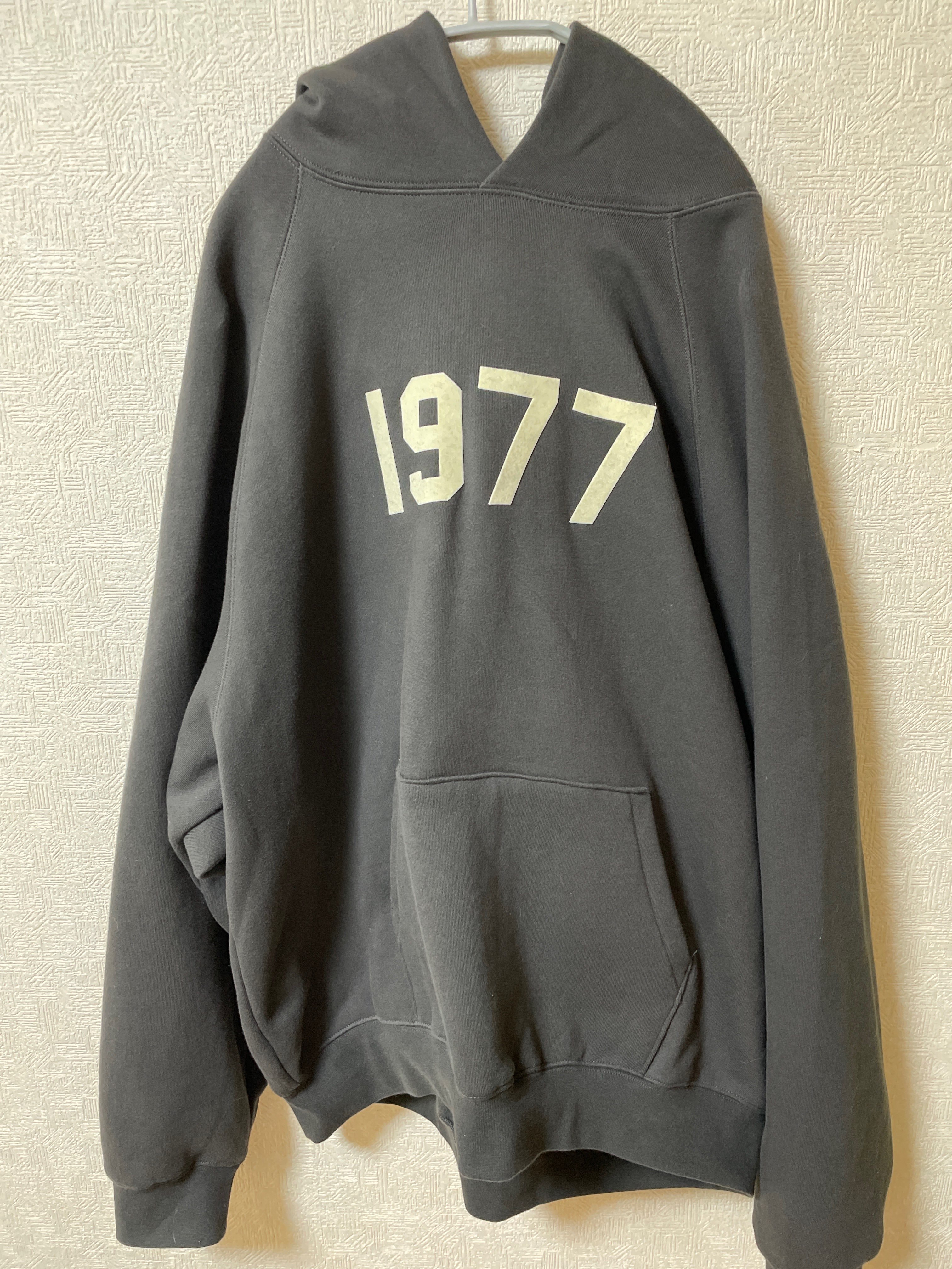 FEAR OF GOD ESSENTIALS 1977 HOODIE "Iron"