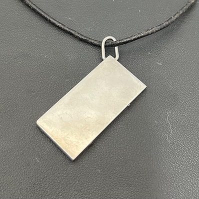 【HERMES】エルメス ネックレス 箱付き 長方形プレート ペンダント レクタングル シルバーカラー 黒 ブラックコード メンズ レディース