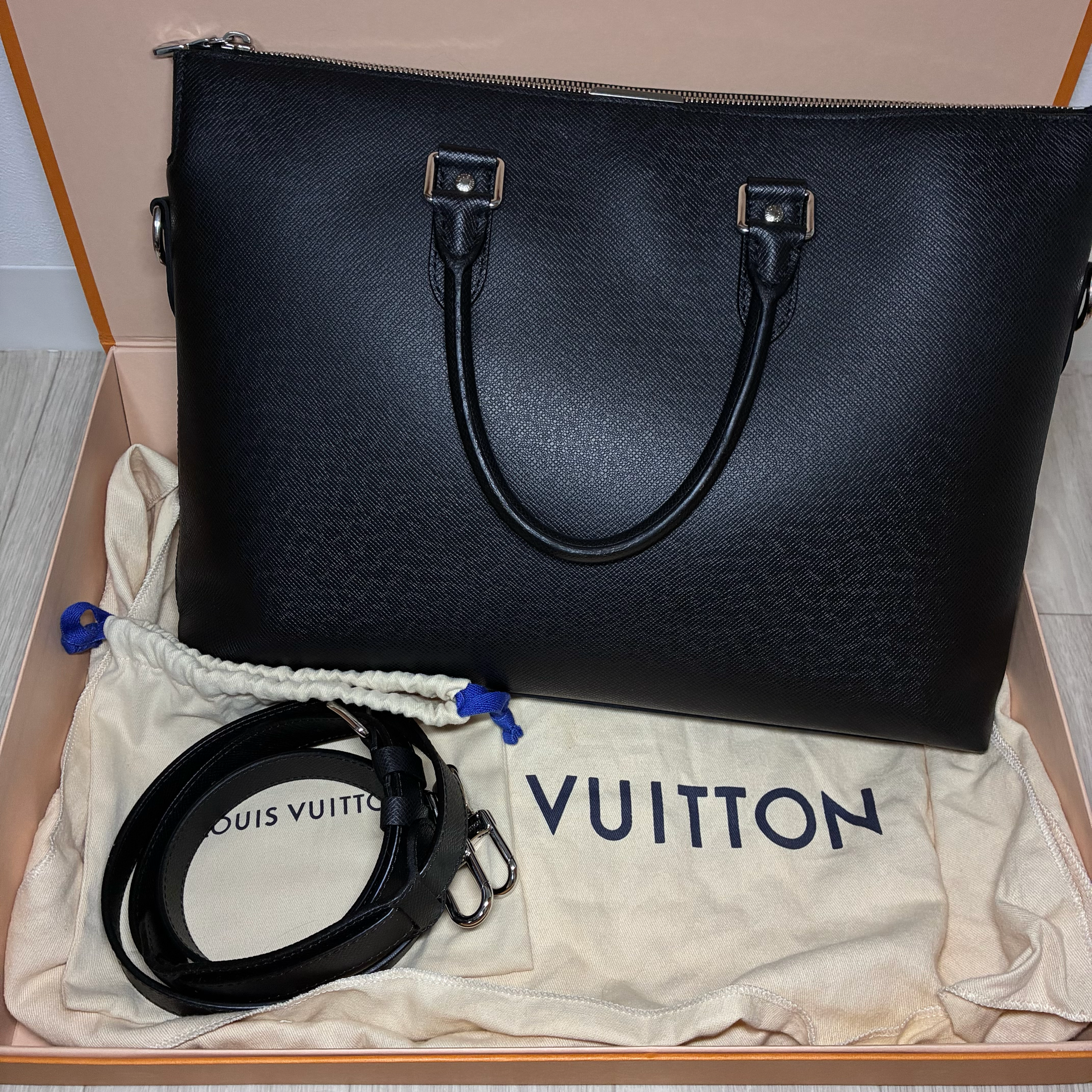 Louis Vuitton Anton Soft Briefcase Taiga "Noir"