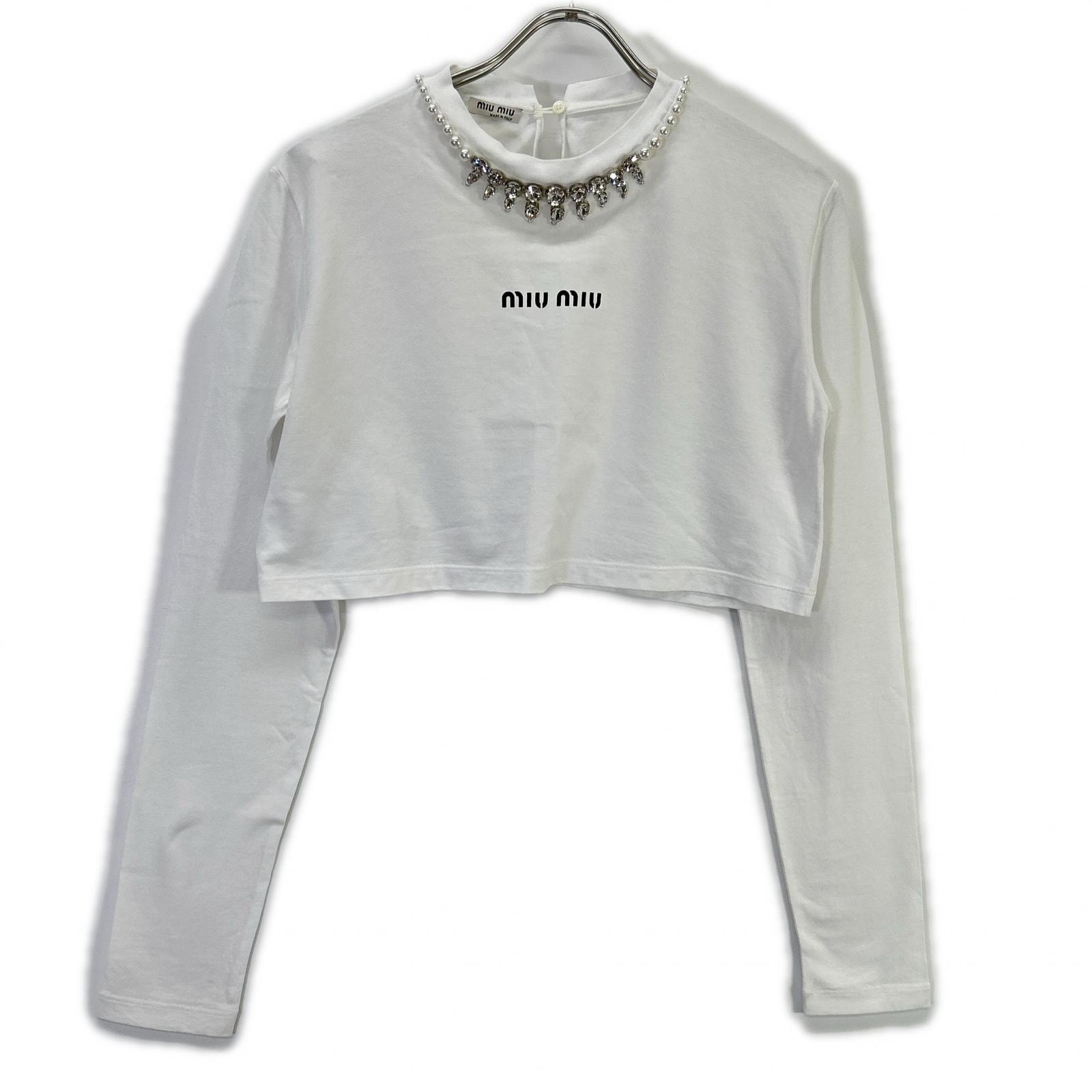 ミュウミュウ ホワイト 21年 MJL783 パール×クリスタルビジュー付き ロゴ クロップド丈長袖Tシャツ XS