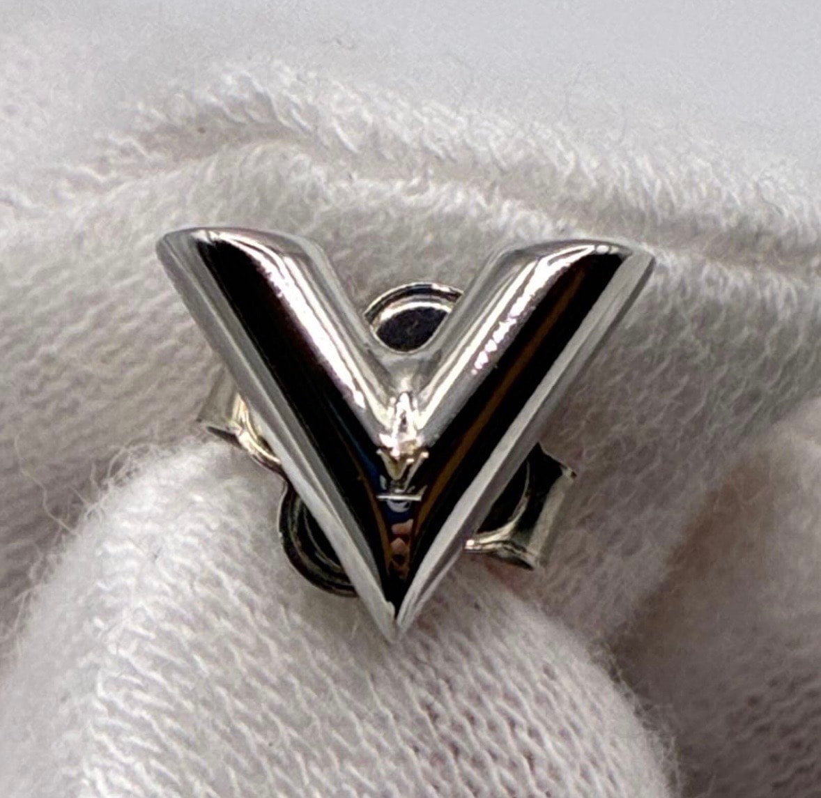 Louis Vuitton Essential V Stud Earrings