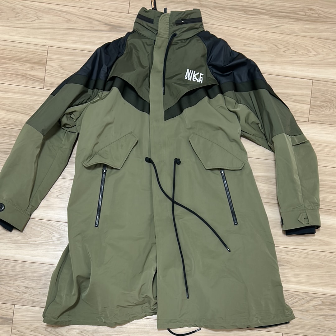 ナイキ x サカイトレンチジャケット "ミディアムオリーブ"
