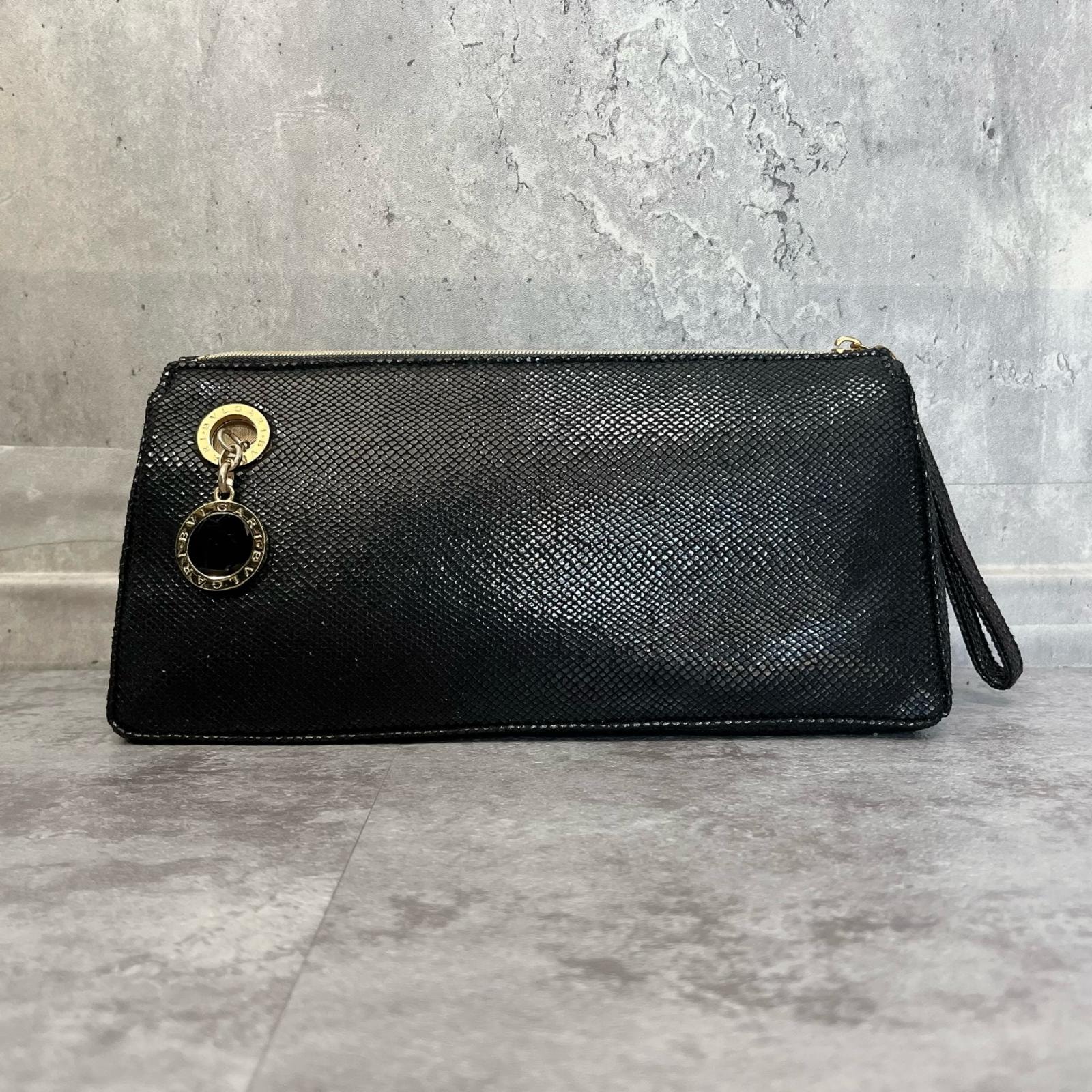 【BVLGARI】ブルガリ ポーチ リストストラップ付き ファスナー開閉 ロゴチャーム サークル金具 横長 スクエア 小物入れ フラット ブラック