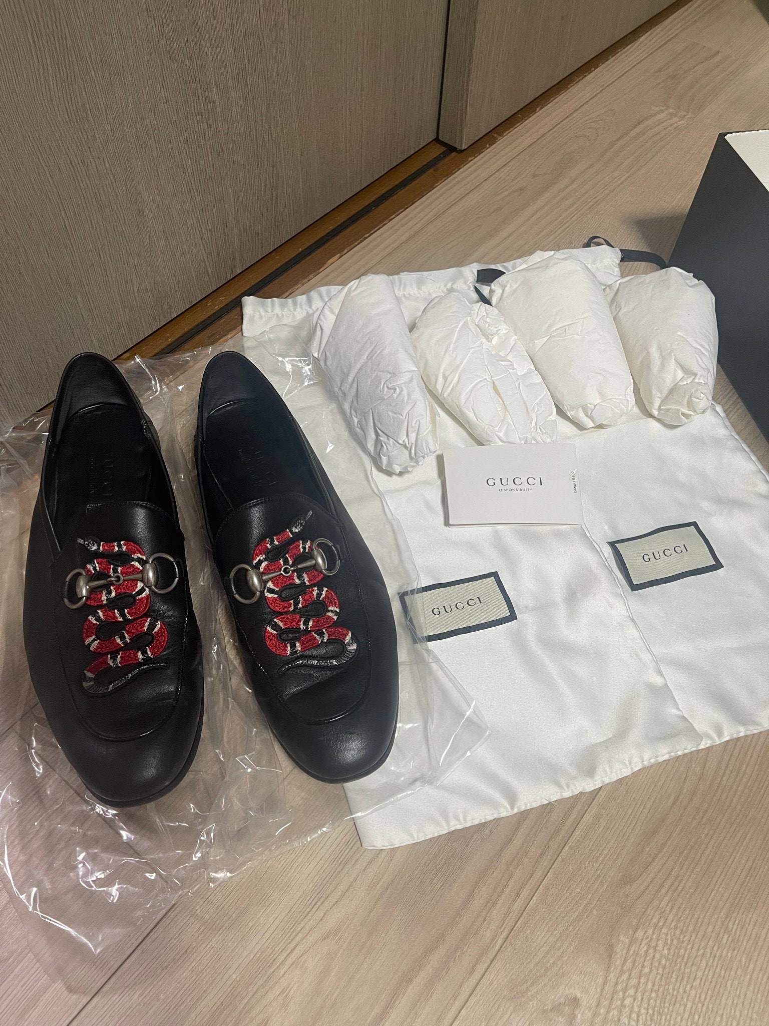 グッチ スネーク ローファー ブラック