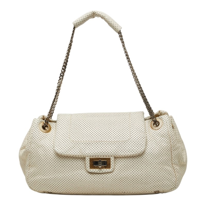シャネル マトラッセ ココマーク 2.55 パンチング チェーン ショルダーバッグ オフホワイト レザー レディース CHANEL 【中古】