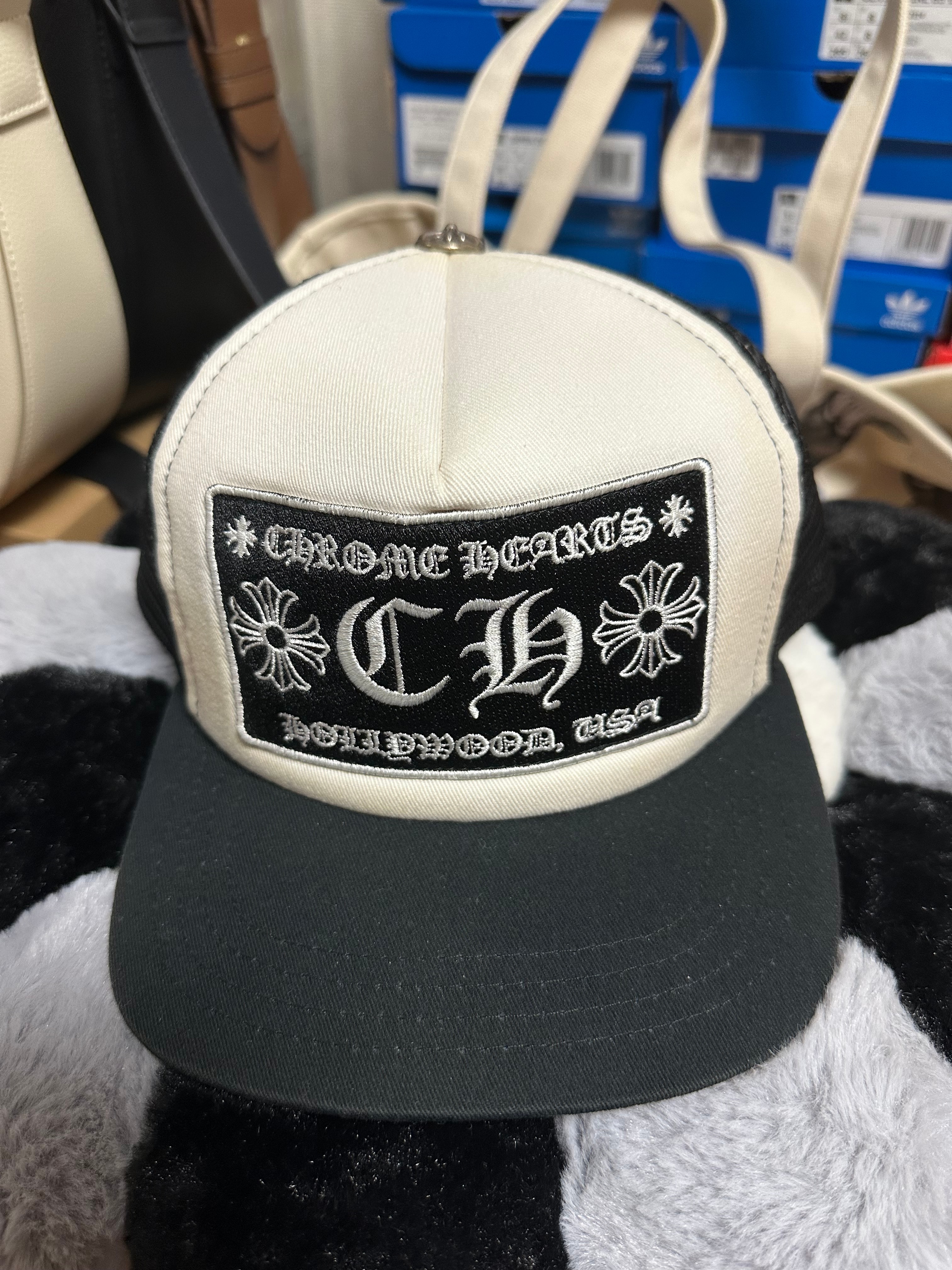 クロムハーツ トラッカー キャップ CH "ブラック/ホワイト"