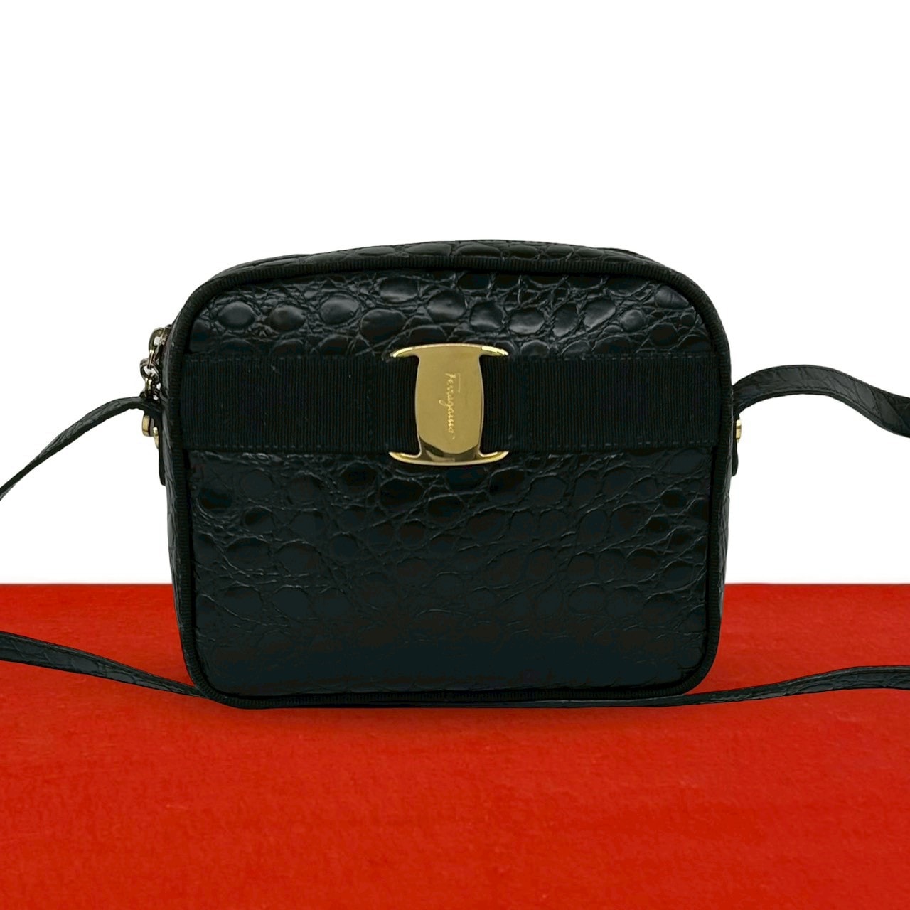 Salvatore Ferragamo サルヴァトーレフェラガモ ヴァラリボン ロゴ 金具 レザー ショルダーバッグ ブラック
54662