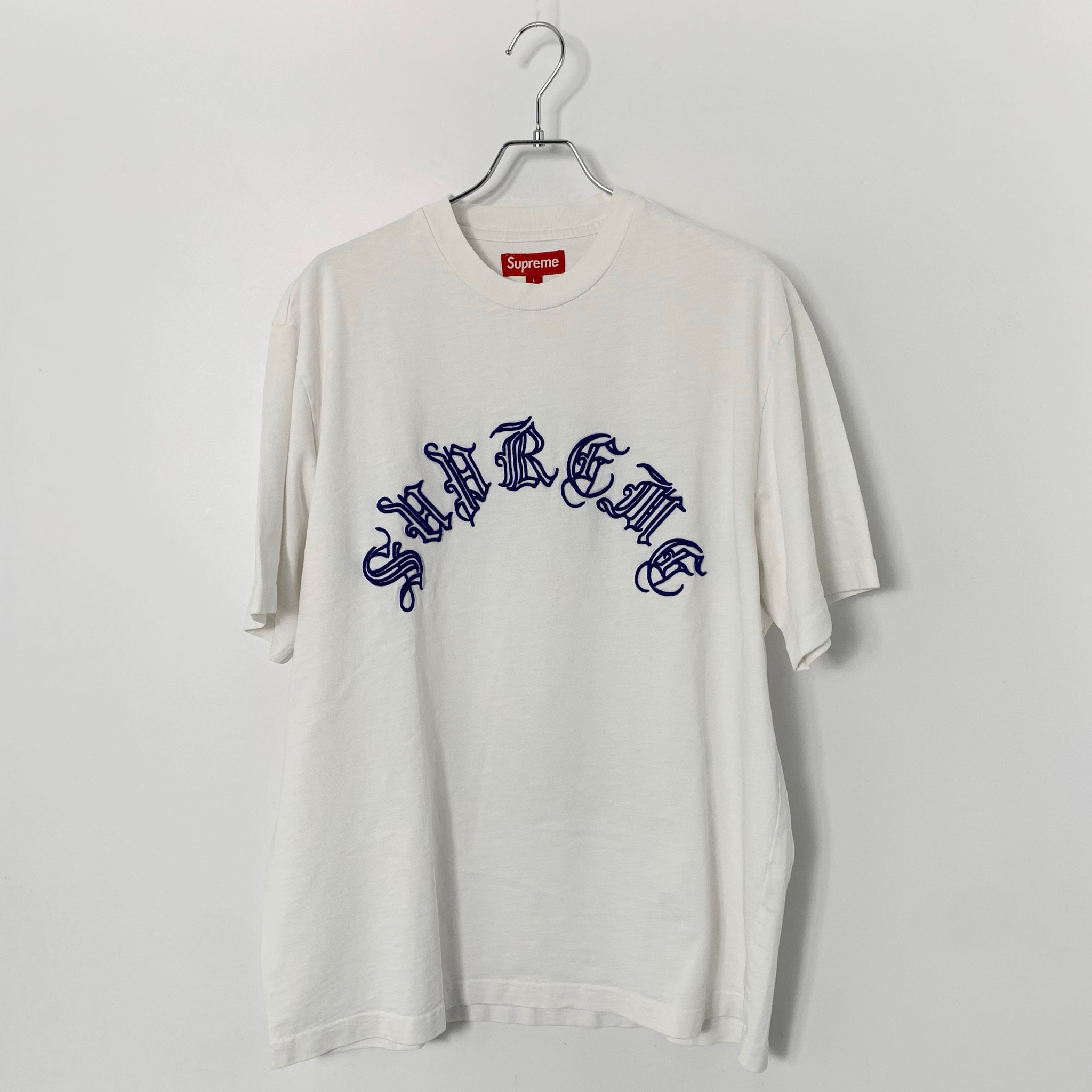 Supreme Old English S/S Top "White"