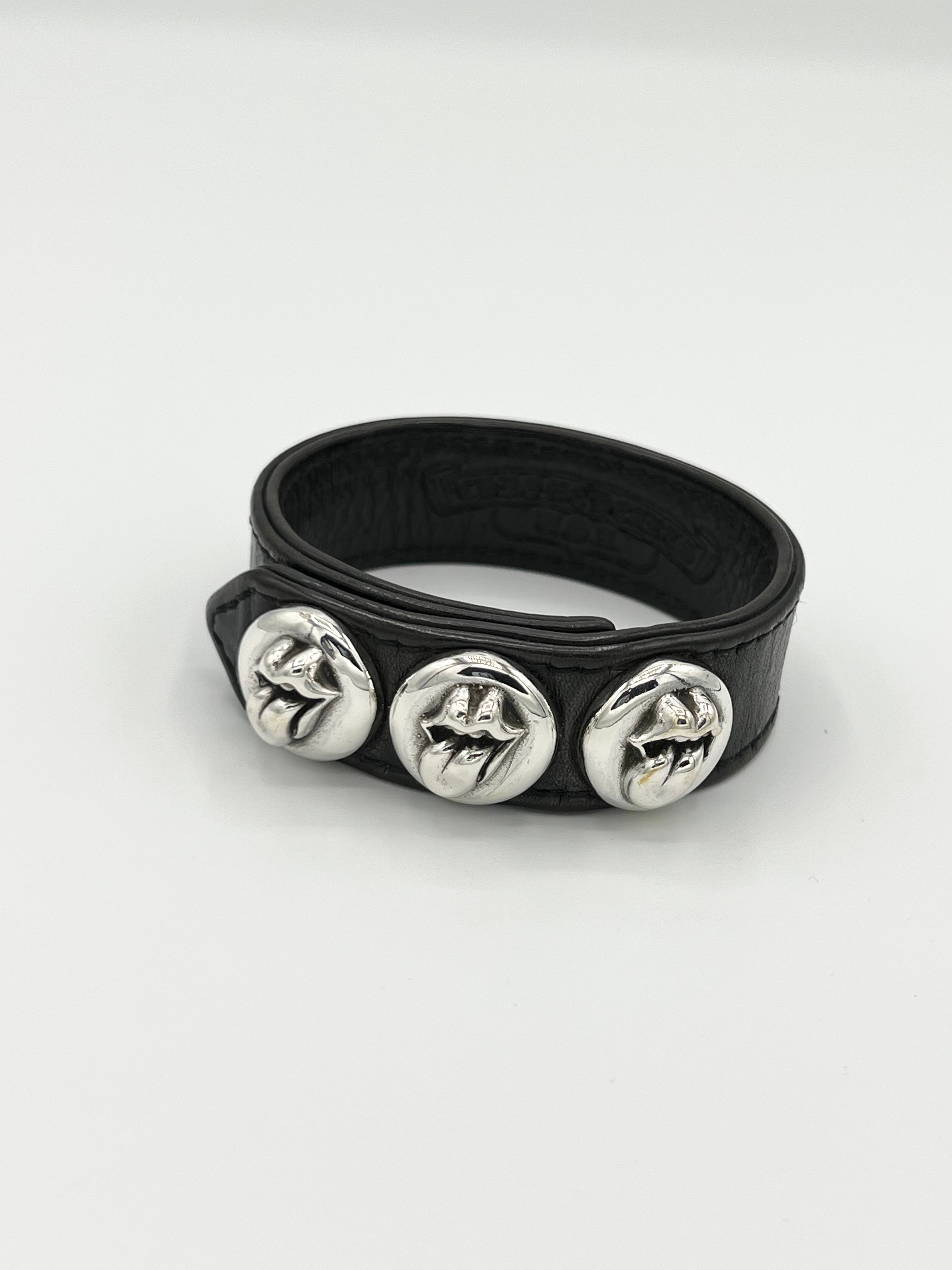 クロムハーツ 3ボタン2スナップ レザーブレスレット
