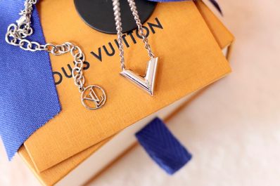 Louis Vuitton Essential V Supple Necklace "Silver"