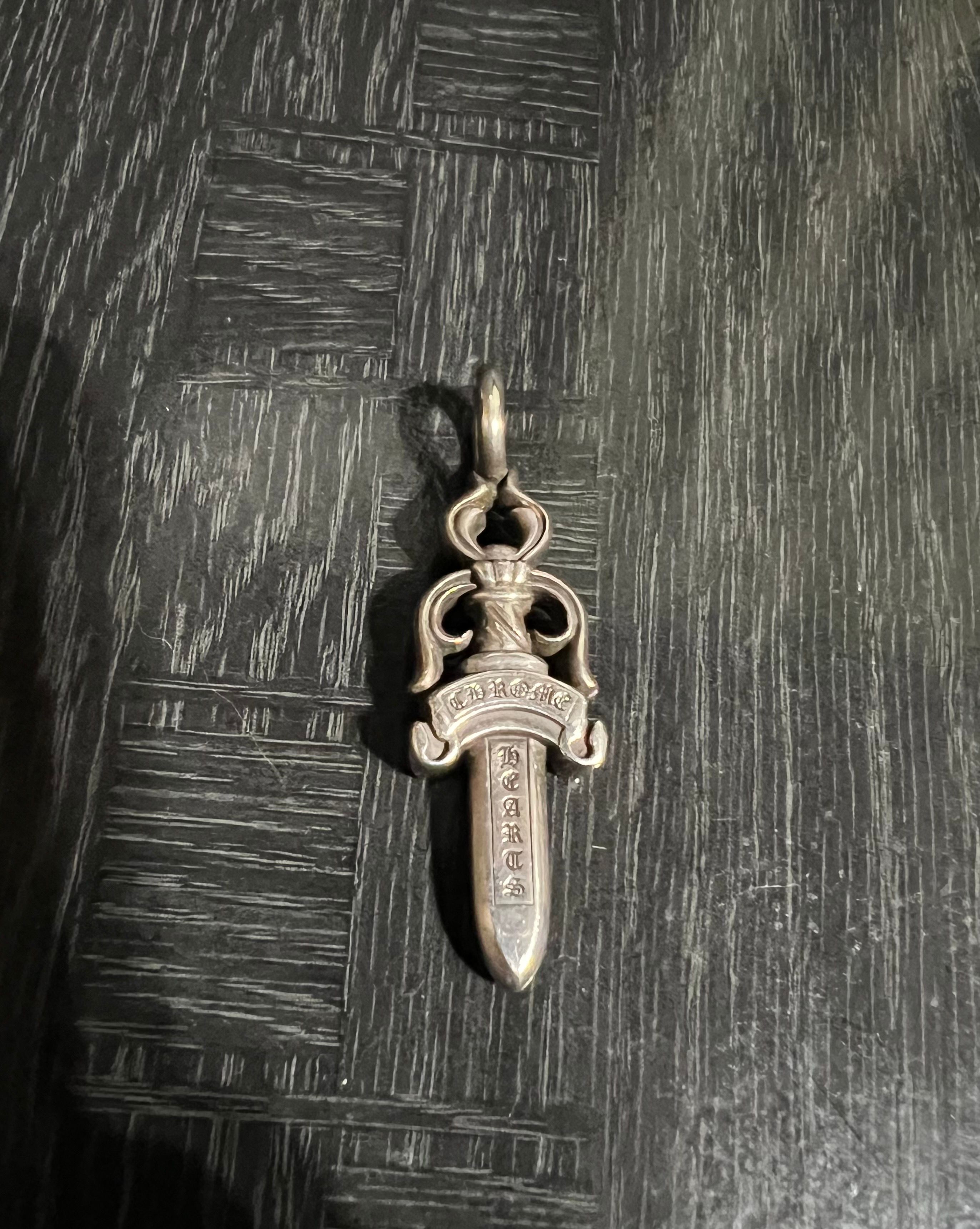 クロムハーツダブルタガーペンダント