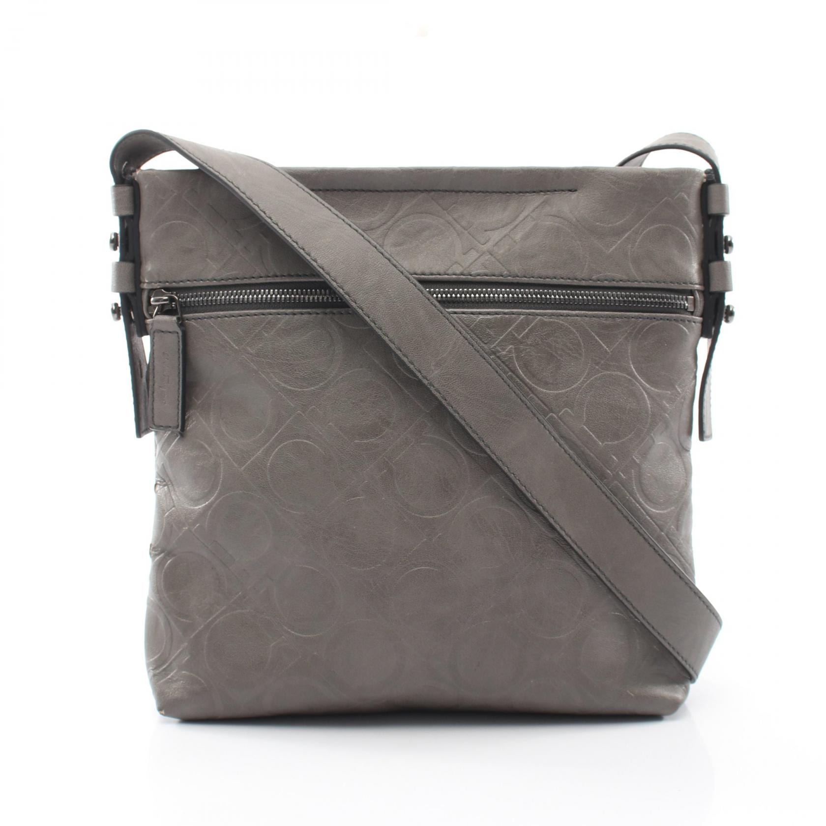 サルヴァトーレフェラガモ Salvatore Ferragamo ガンチーニ ショルダーバッグ バッグ レザー レディース グレー系 【中古】