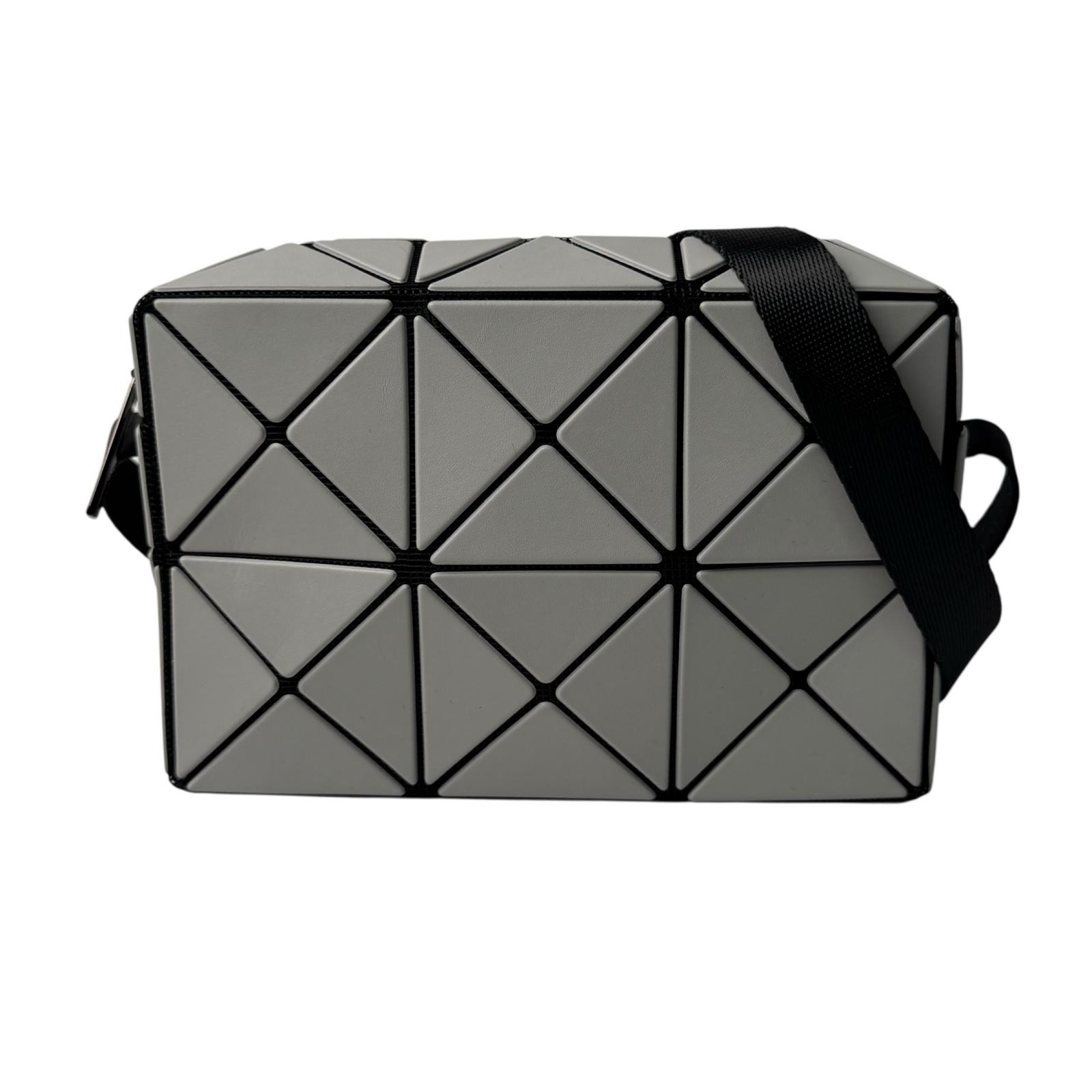 美品 イッセイミヤケ バオバオ BOA BOA ISSEY MIYAKE CUBOID ショルダーバッグ 斜めがけ クロスボディ レディース