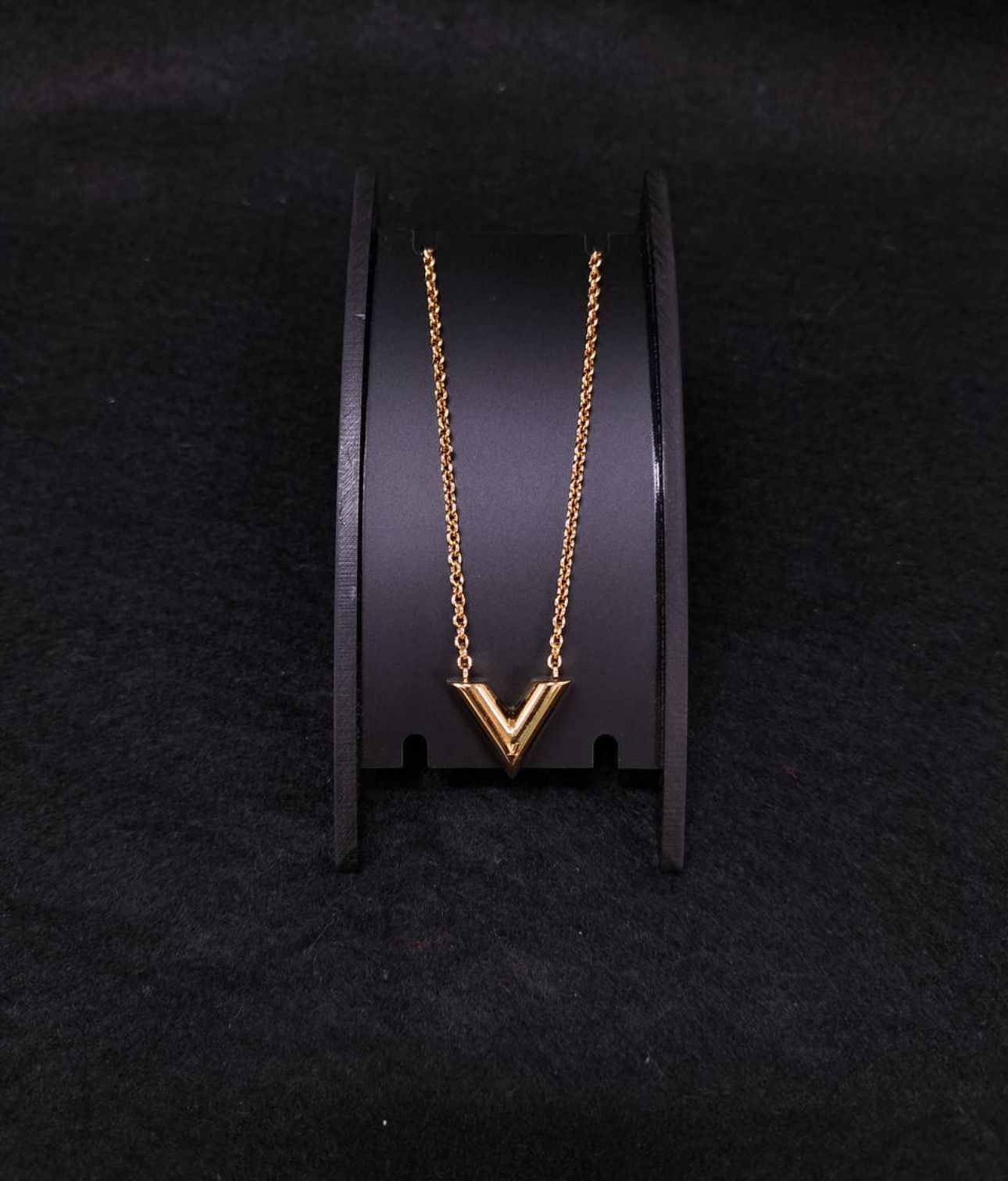 Louis Vuitton Essential V Necklace "Gold"