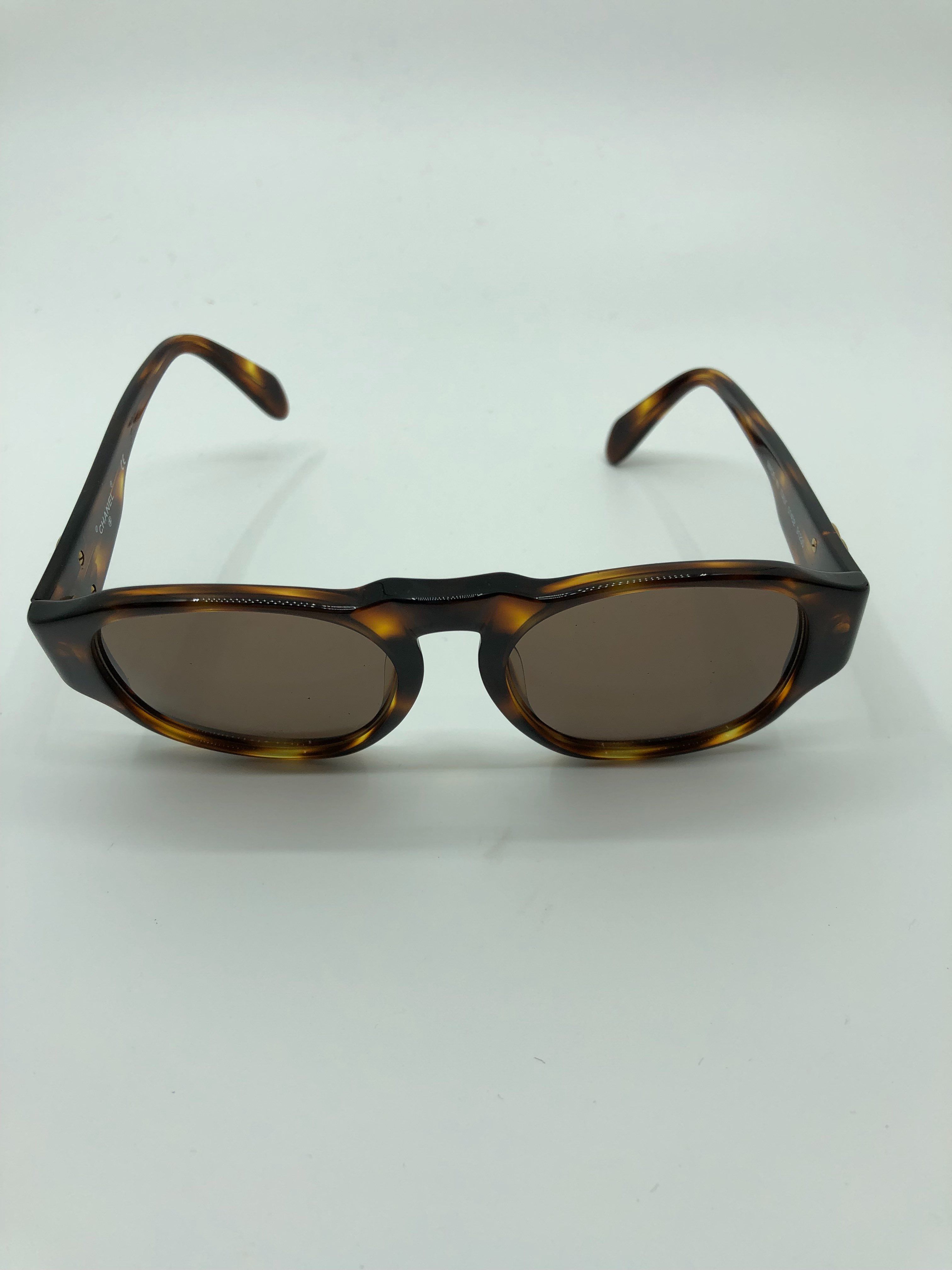 CHANEL Matelasse Tortoiseshell Sunglasses ”Brown”