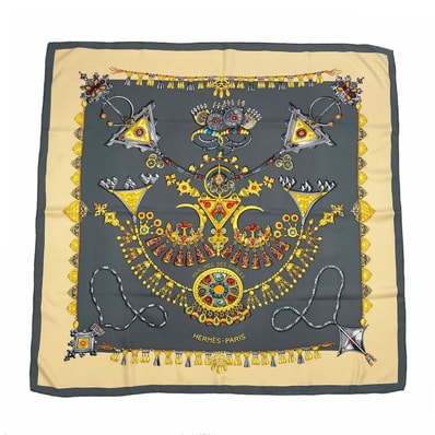 HERMES エルメス カレ90 PARURES DES SABLES 砂漠のアクセサリー 宝石柄 スカーフ
シルク グリーン ユニセックス
【中古】