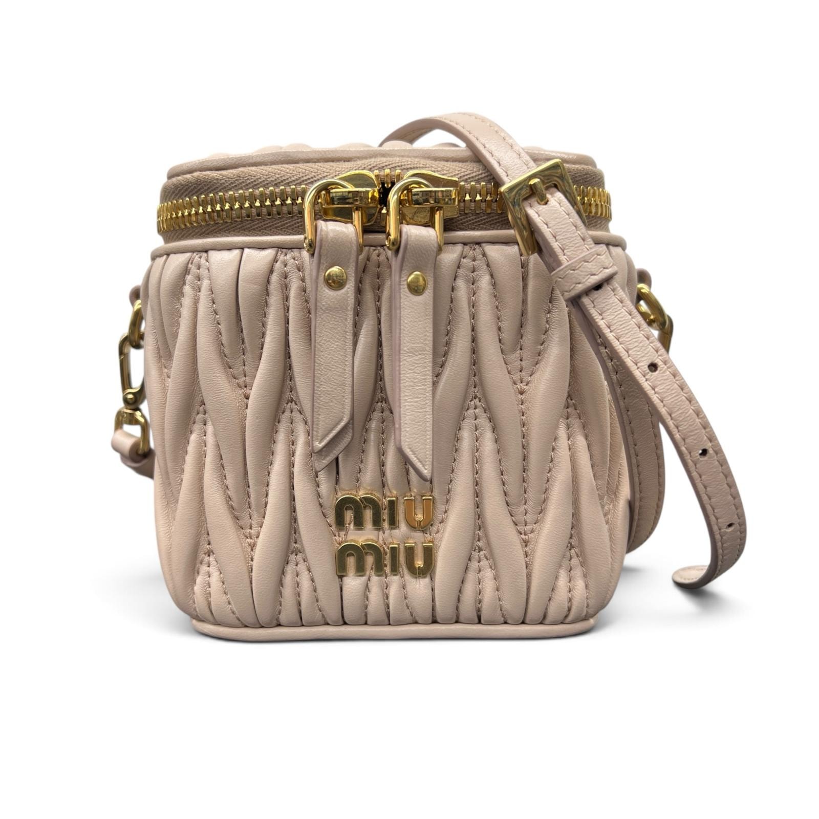miumiu 極美品 ミュウミュウ マテラッセ マイクロ 2way ショルダーバッグ ポーチ 5NR018 レザー ピンクベージュ ポシェット ミニバッグ クロスボディ ロゴ Aランク 中古 鑑定済 ミュウミュウバッグ