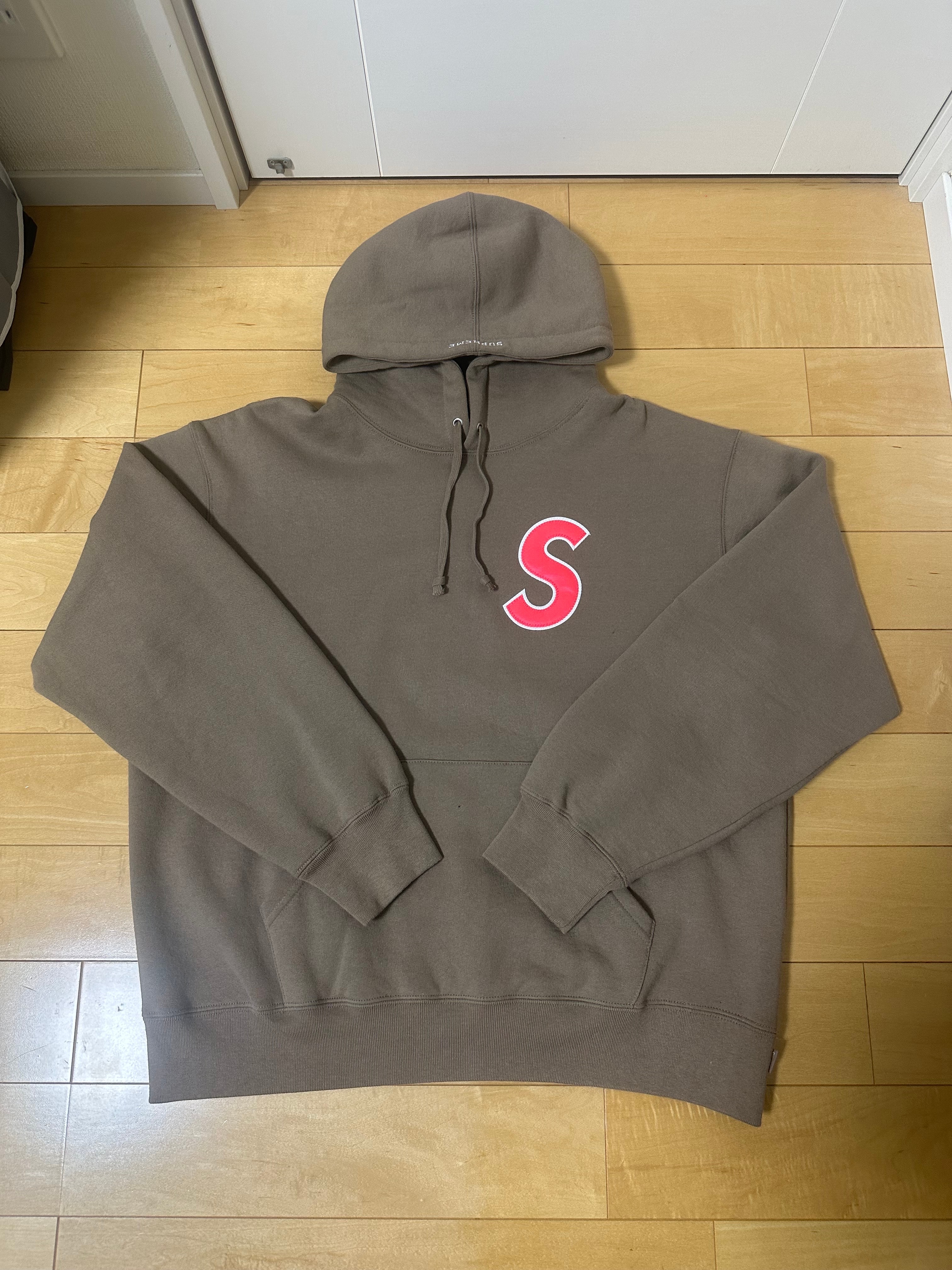 シュプリーム エス ロゴ フーデッド スウェットシャツ "ダスティ ブラウン"