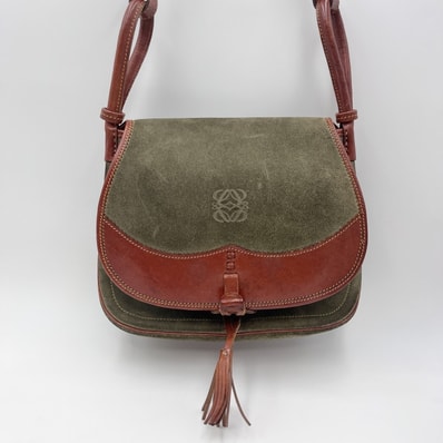 LOEWE(ロエベ)ヴィンテージ アナグラム スエード ショルダーバッグ フラップ レザー カーキ系 ブラウン レディース 斜め掛け可【中古】