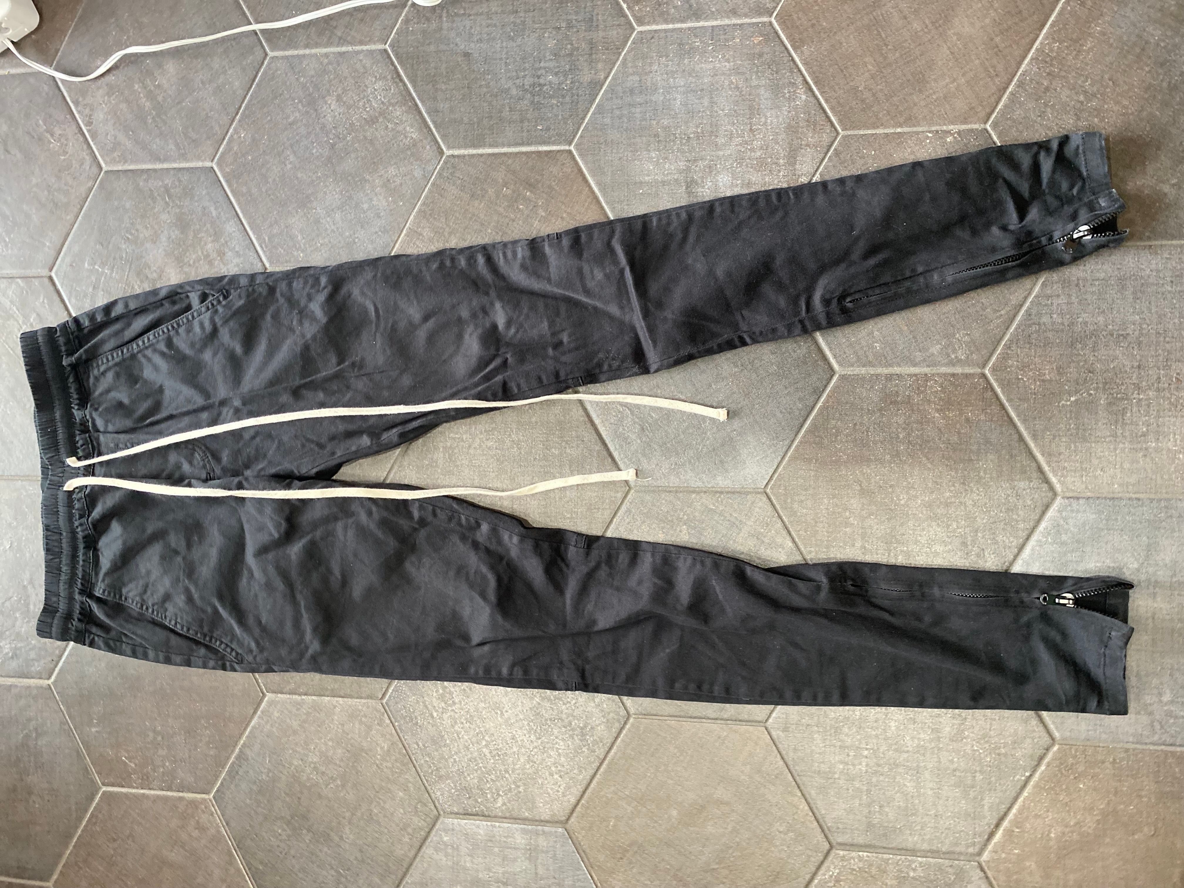 FEAR OF GOD ESSENTIALS Relaxed Trouser "Black"